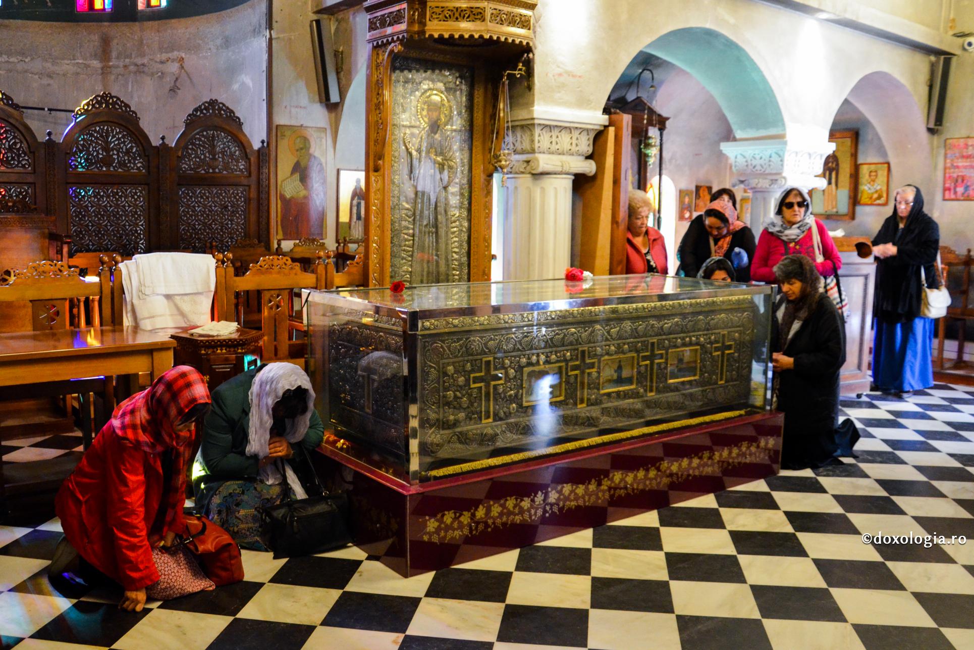 Moaștele Sfântului Efrem cel Nou, în biserica din Nea Makri / Foto: Ioana Zlotea Moaștele Sfântului Efrem cel Nou