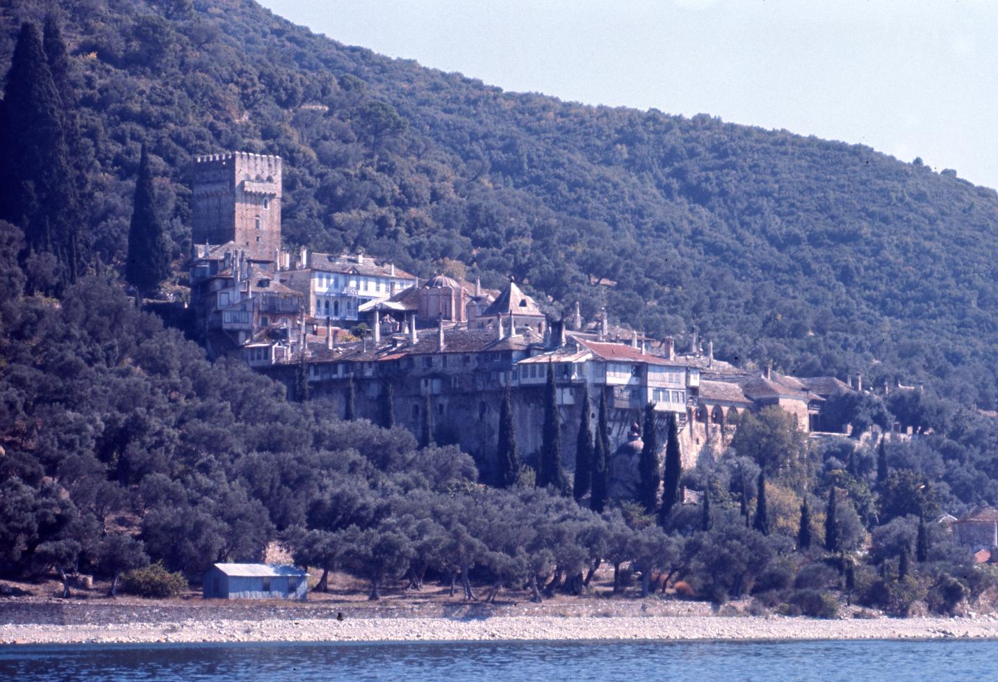 Mănăstirea Dohiariu și ajutoarele românești – Pelerinajul părintelui Cleopa la Sfântul Munte / Foto: Dr Nicholas Exadaktylos Mănăstirea Dohiariu din Sfântul Munte