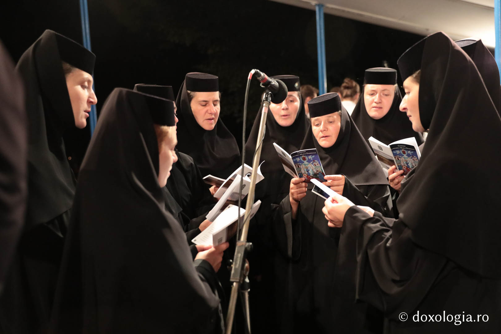 (Video) Prohodul Maicii Domnului la Mănăstirea Nicula - starea II (Video) Prohodul Maicii Domnului la Mănăstirea Nicula - starea II