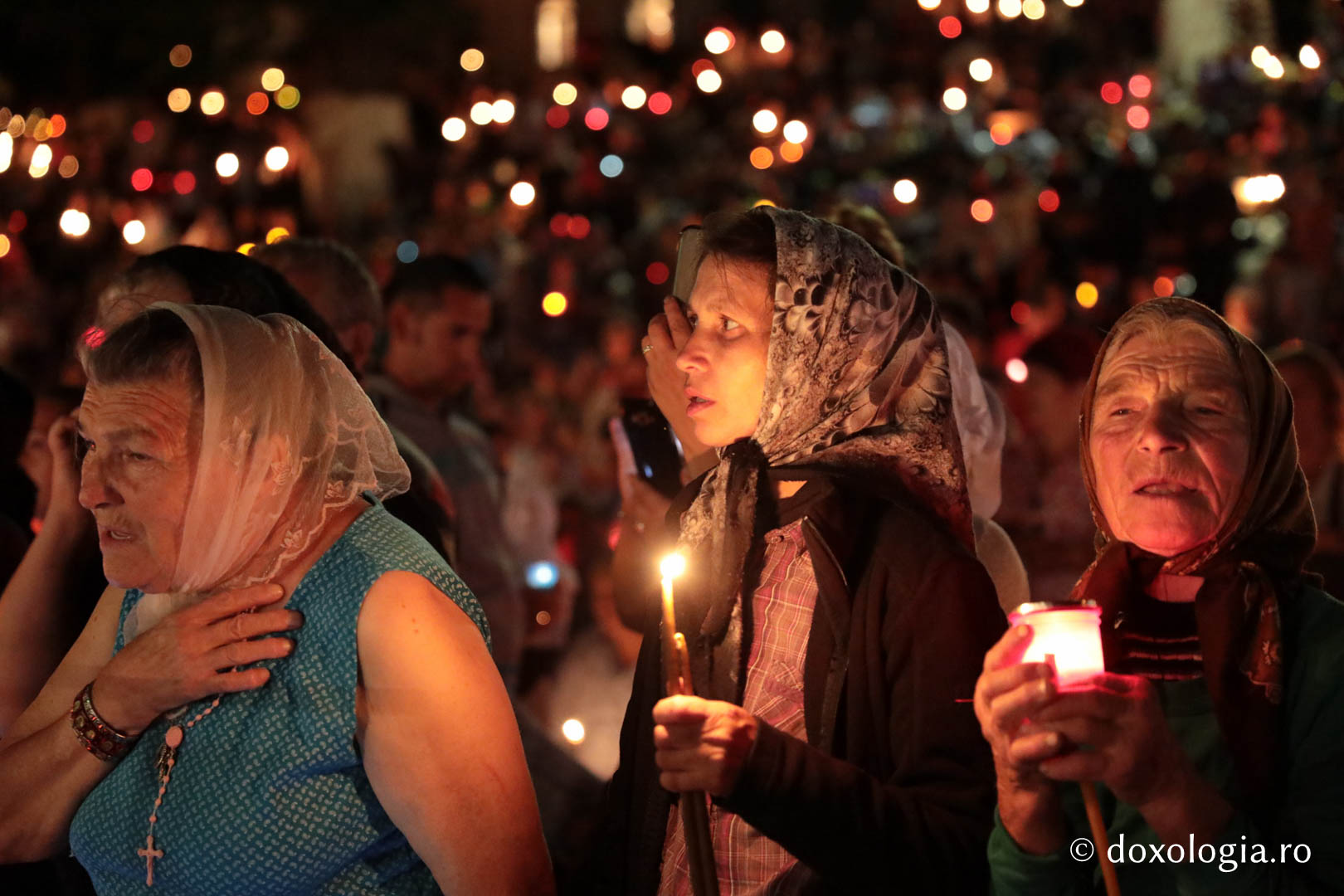 (Video) Slujba Prohodului Maicii Domnului la Mănăstirea Nicula (Video) Slujba Prohodului Maicii Domnului la Mănăstirea Nicula
