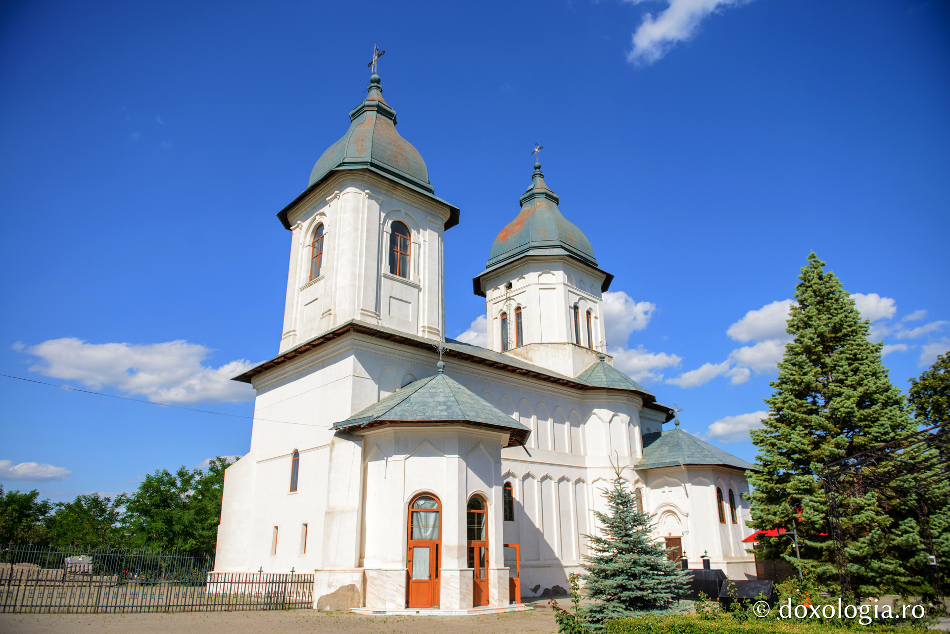 Foto: pr. Silviu Cluci (Foto) Catedrala Episcopală din Huși