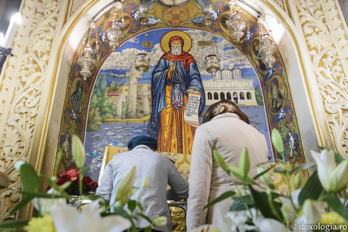 Foto: Oana Nechifor Cele două surori evlavioase şi părticica din moaştele Sfântului Dimitrie cel Nou