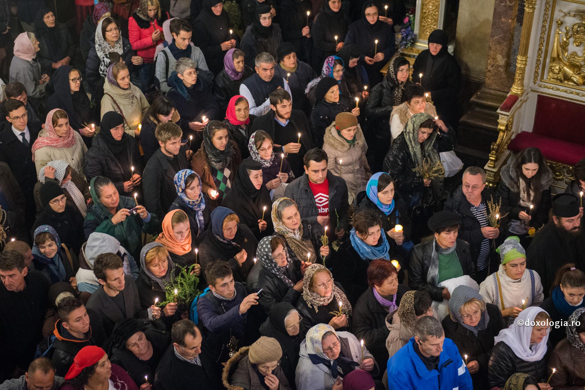 Doamne, dă-mi smerenie și blândețe! / Foto: Oana Nechifor credincioși participând la Sfânta Liturghie