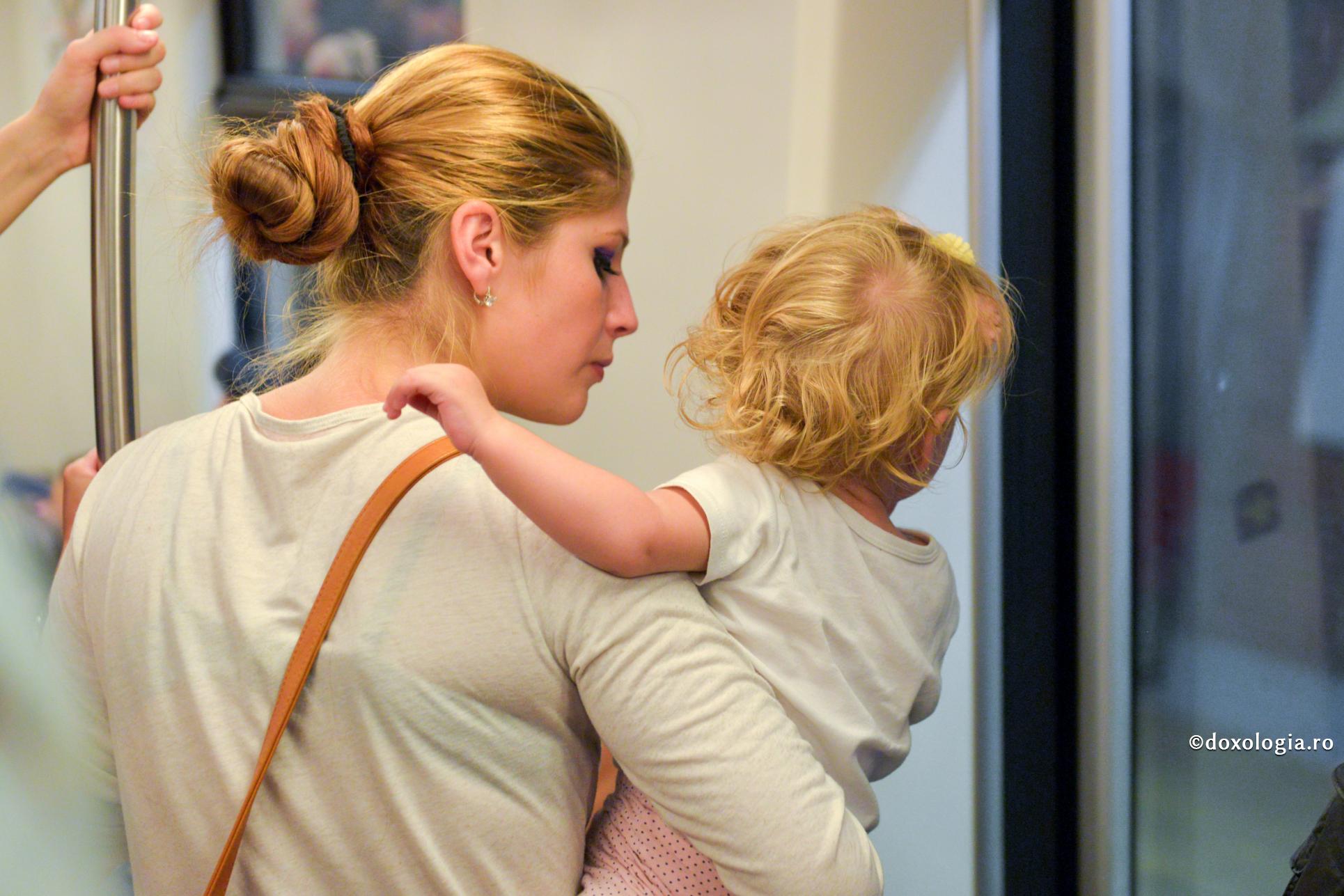 Un diagnostic cumplit se schimbă prin credința unei mame și ajutorul Sfintei Parascheva / Foto: Ștefan Cojocariu mamă cu copilul în brațe