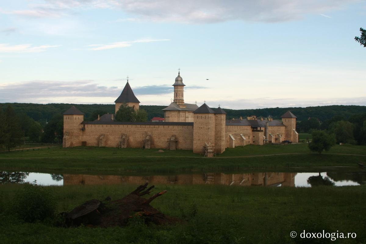 Ocolită pe nedrept uneori, din cauza rutei depărtate față de traseele consacrate ale nordului Moldovei, Mănăstirea Dragomirna, din județul Suceava, rămâne unul dintre puținele monumente ce s-au conservat aproape neschimbate de la întemeiere și până azi / Foto: Florentina Mardari Mănăstirea Dragomirna