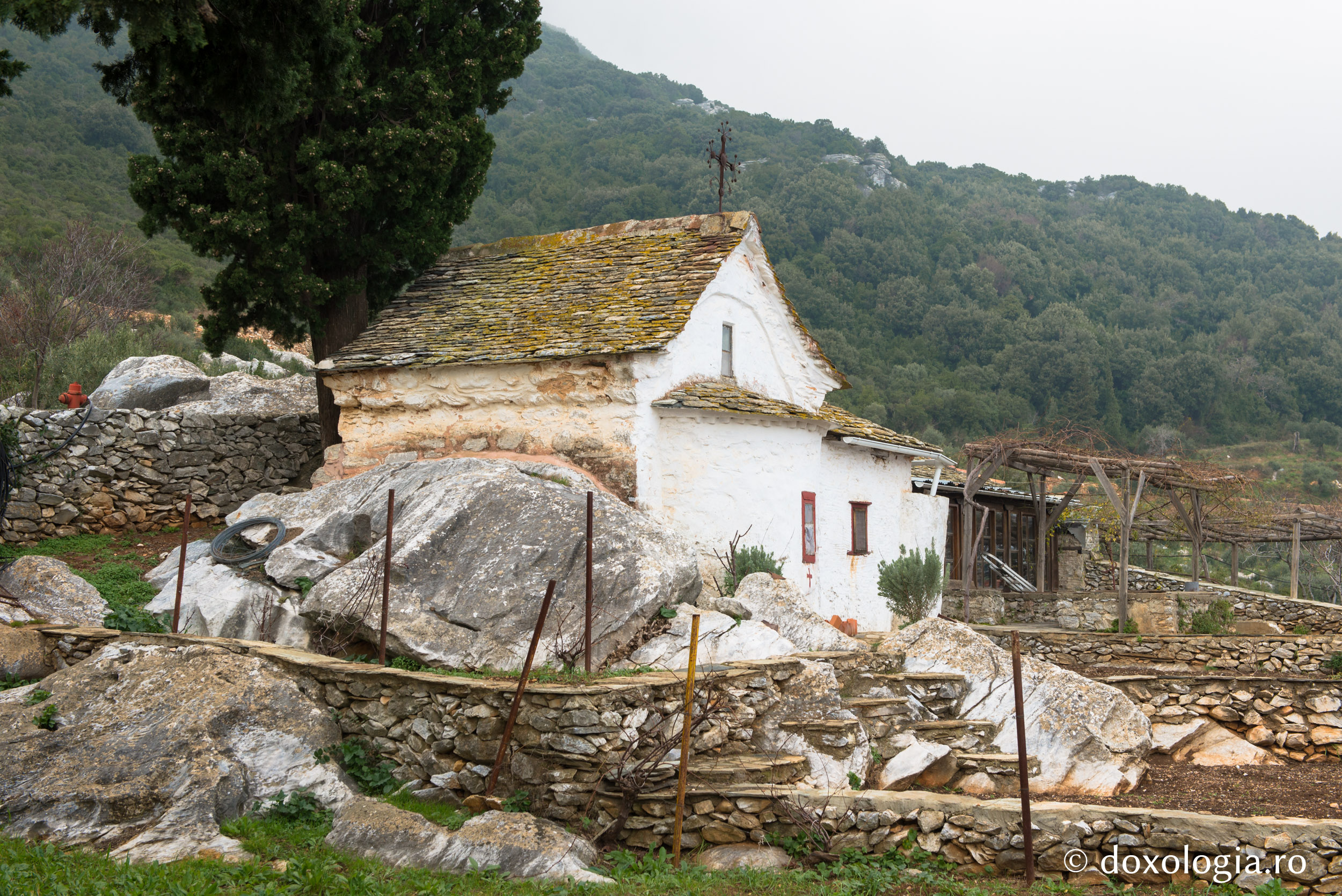 Bisericuța clădită într-o zi, Marea Lavră – Athos / Foto: Pr. Silviu Cluci Bisericuța clădită într-o zi, de la Marea Lavră – Athos
