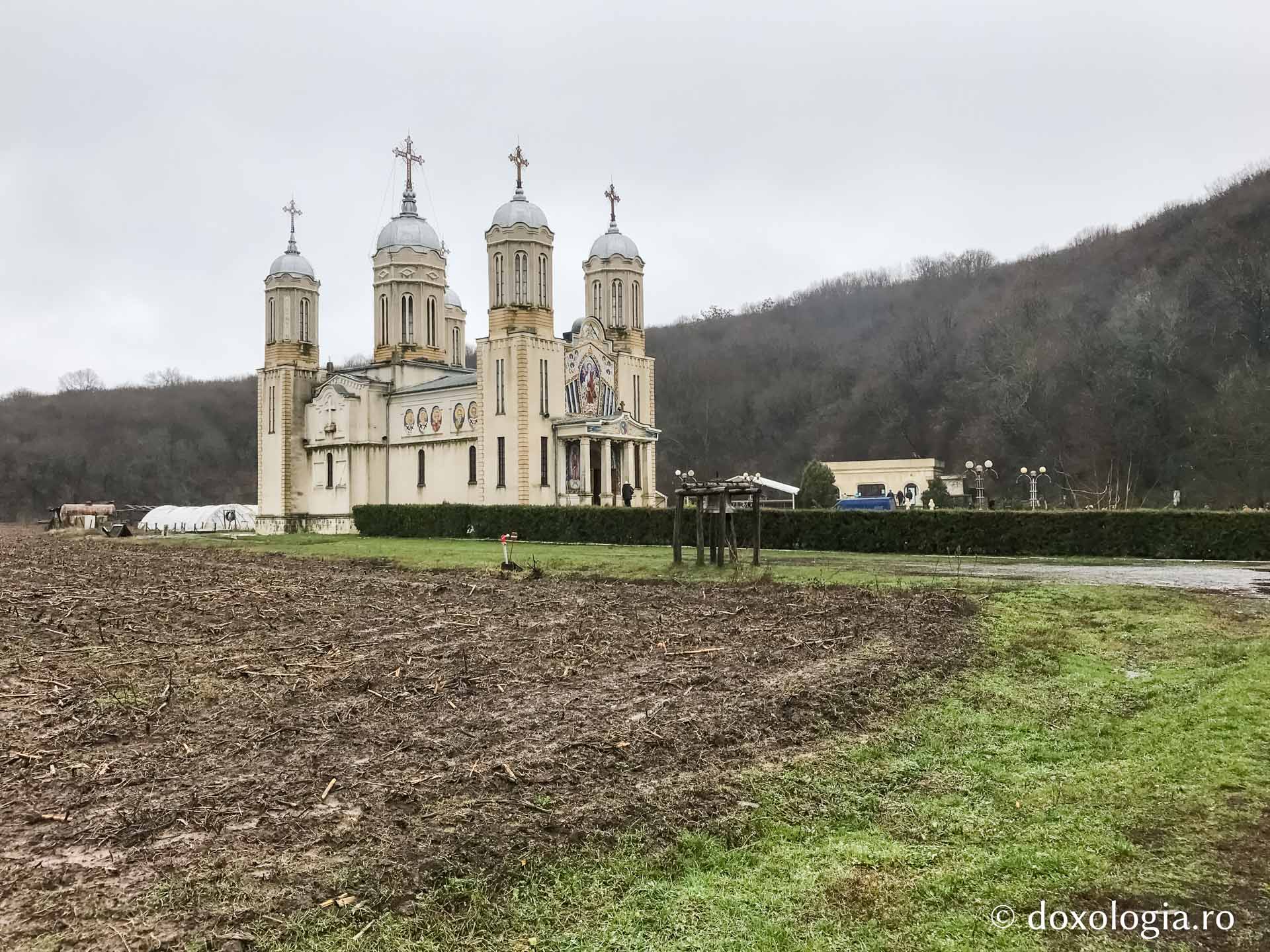 Pelerin la Peștera Sfântului Andrei ‒ „Betleemul creștinismului românesc” / Foto: Andreea Nicuț Peștera Sfântului Andrei