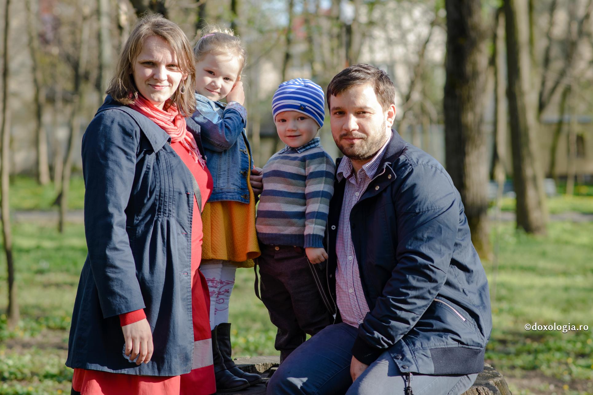 Rolul fundamental al tatălui în familie / Foto: Oana Nechifor familie în parc