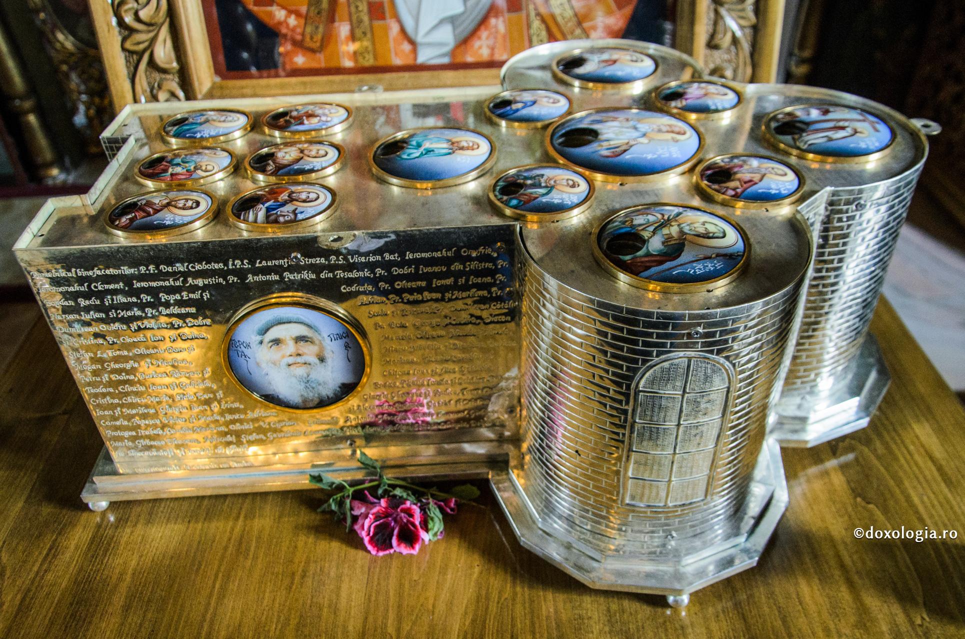 Mama intră și-n foc pentru a-și salva copilul. Așa este și dragostea mucenicilor pentru Hristos / Foto: Ioana Zlotea raclă cu sfinte moaște