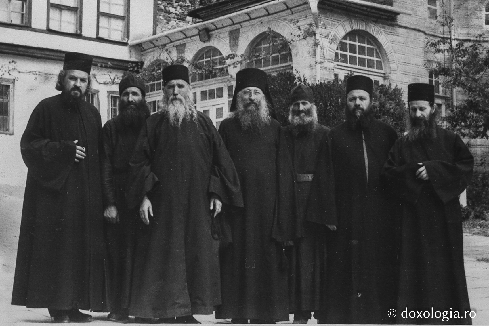 La mănăstirea Rusikon – de la dreapta la stânga: Ierod. Ioanichie Bălan, Arhim. Victorin Oanele, monahul Arsenie (basarabean de origine), Arhim. Misail, Arhim. Cleopa Ilie, Ierom. Gavriil (basarabean de origine), Ierod. Vartolomeu Florea fotografie cu părintele Cleopa la Mănăstirea Rusikon