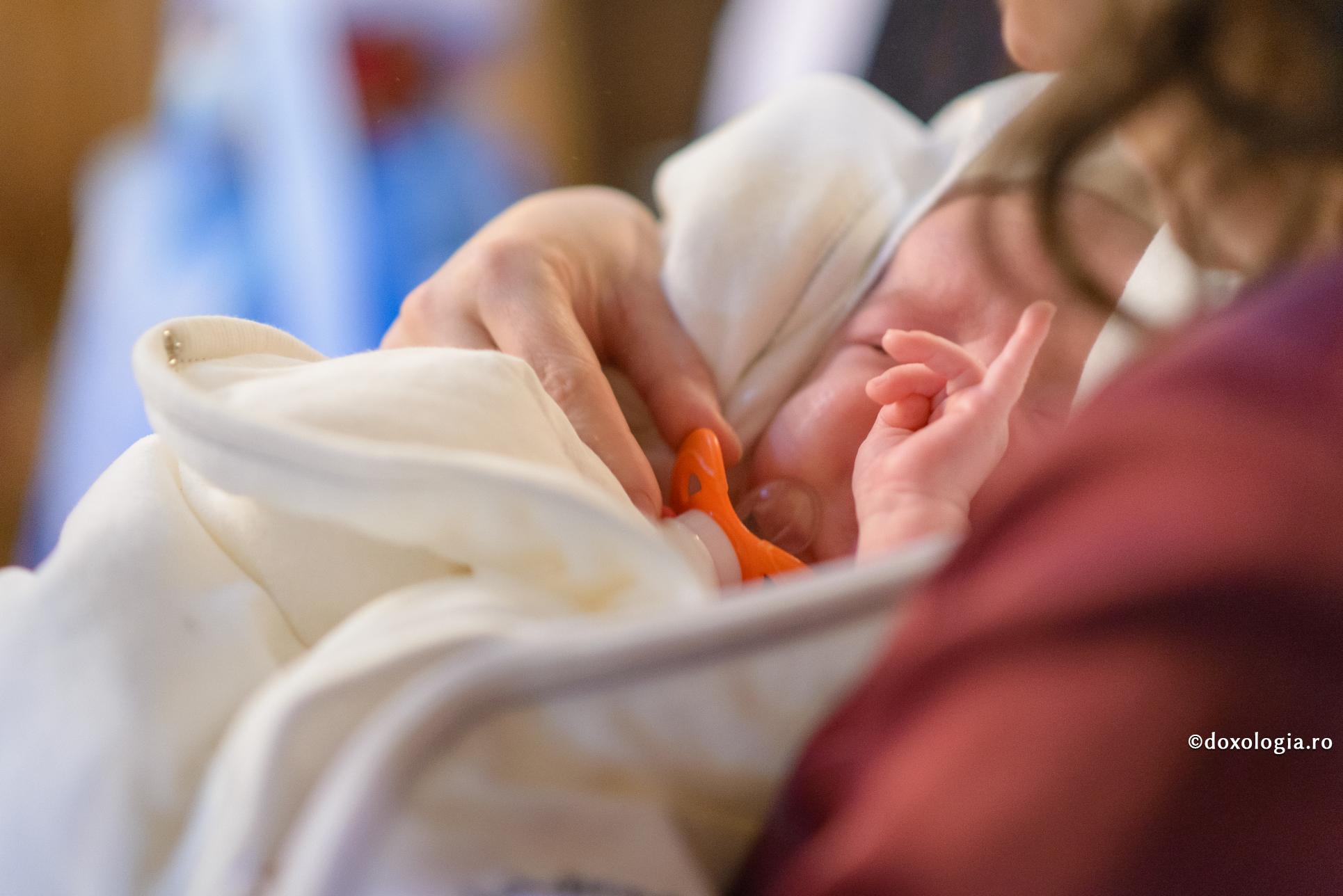 Cum ne afectează pe tot parcursul vieții amintirile stocate în memoria timpurie implicită / Foto: Oana Nechifor prunc în brațe