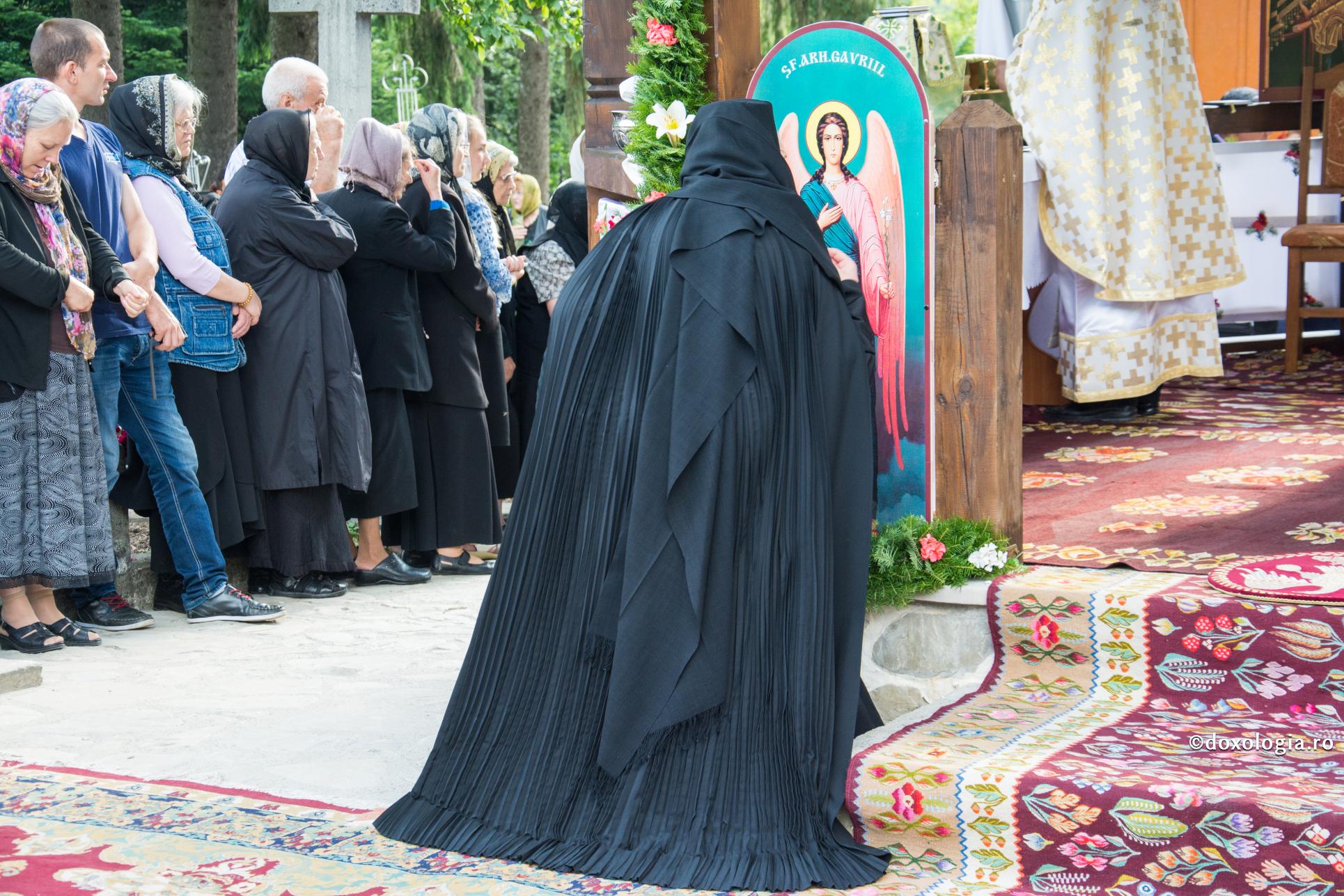 „Ferice de toți cei care vor răbda în mănăstire până la sfârșit!” / Foto: Bogdan Zamfirescu maică închinându-se