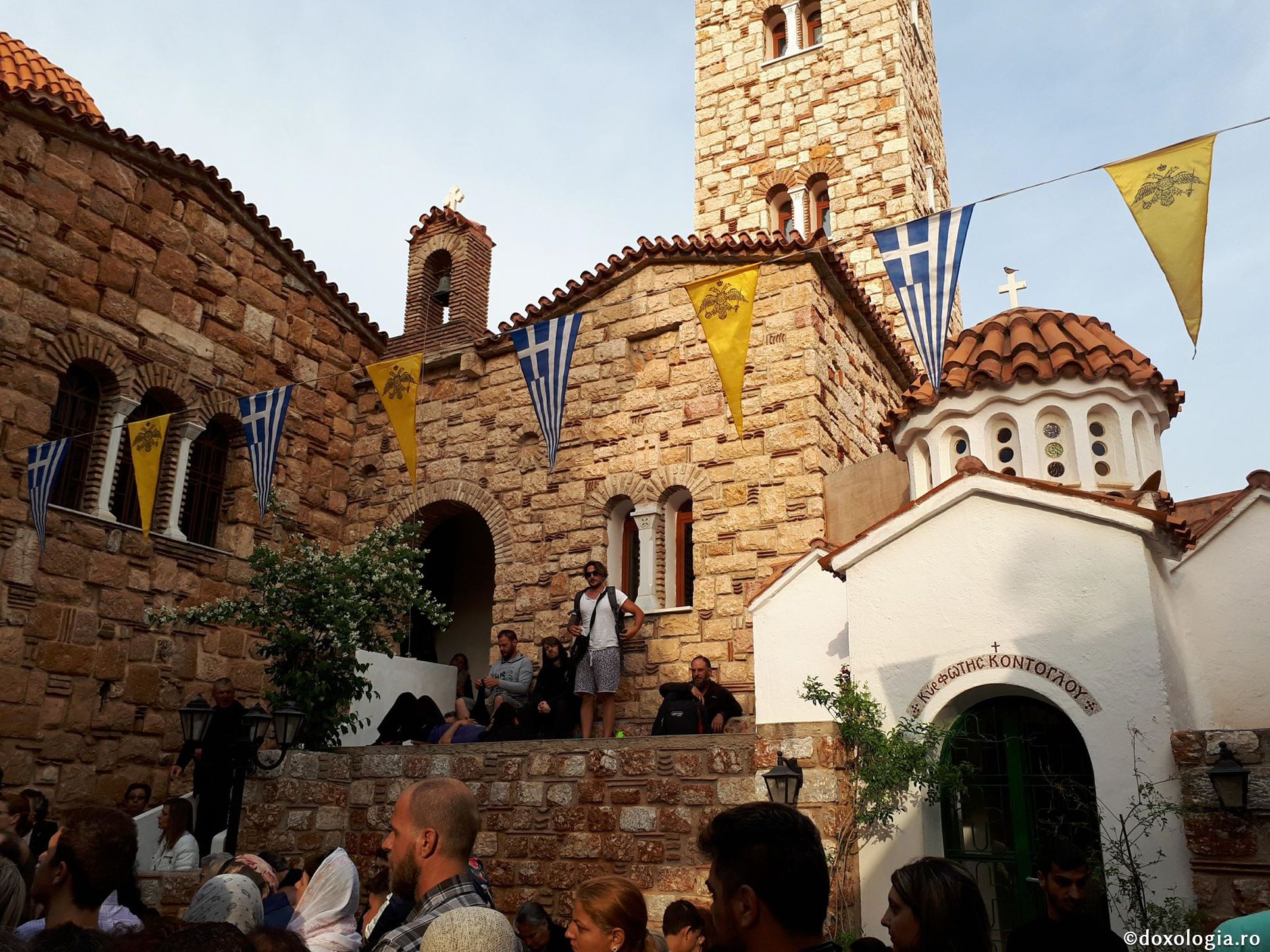 Foto: Magda Buftea (Foto) Hramul Sfântului Efrem cel Nou – o mare de inimi în rugăciune