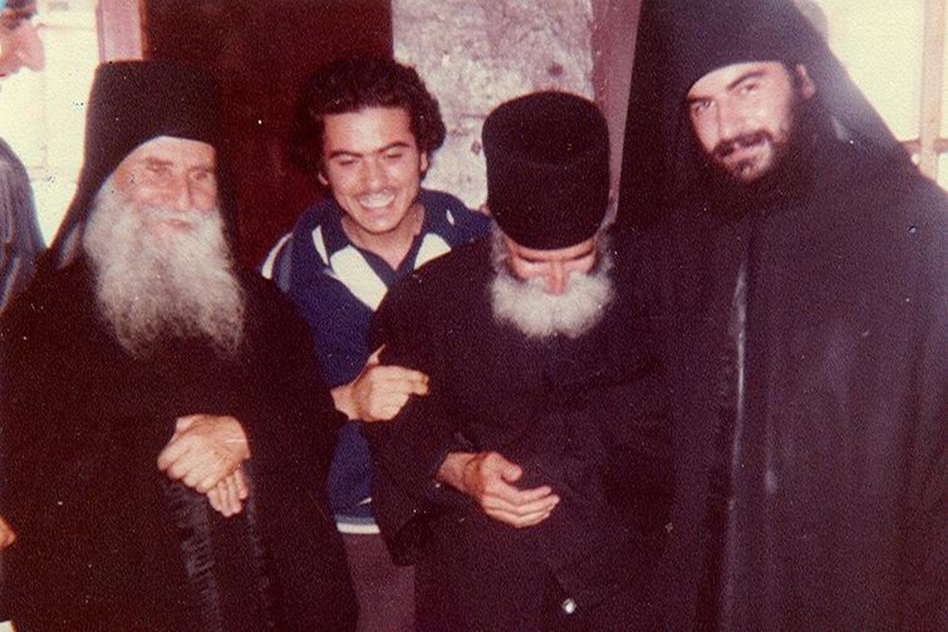 De la stânga la dreapta: gheron Iosif Vatopedinul, viitorul părinte Nifon Vatopedinul, Cuviosul Paisie Aghioritul și viitorul Mitropolit Atanasie de Limasol gheron Iosif Vatopedinul, viitorul părinte Nifon Vatopedinul, Cuviosul Paisie Aghioritul și viitorul Mitropolit Atanasie de Limasol