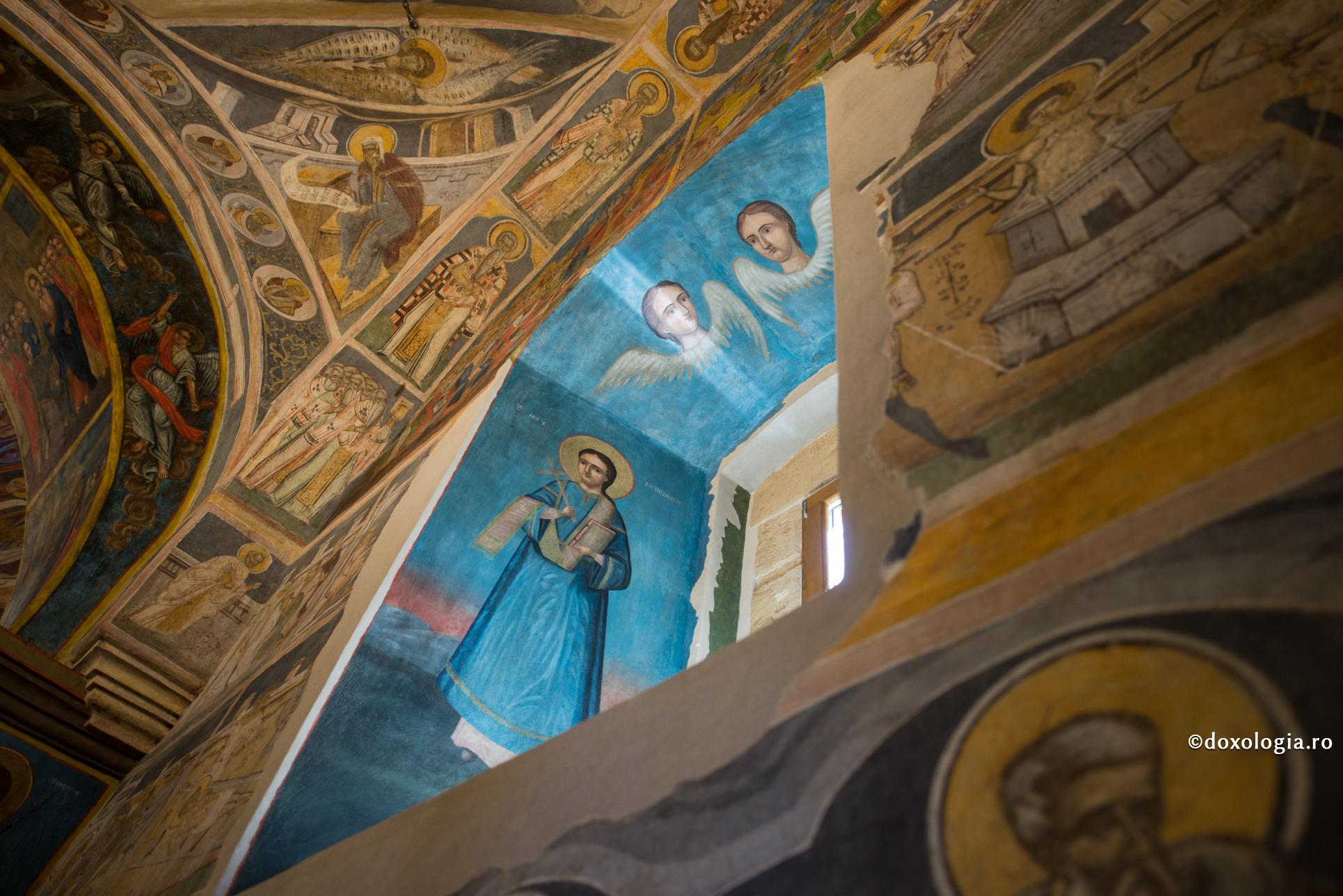 Câtă putere are un Înger! / Foto: Oana Nechifor fresca îngeri la Mănăstirea Coșula