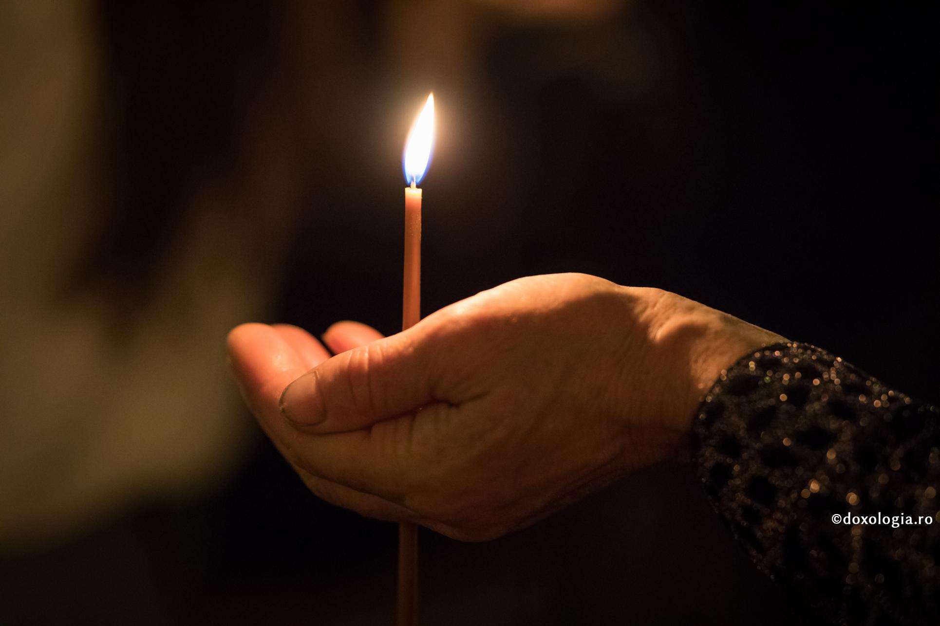 Sfatul Sfântului Luca al Crimeei: „Rugați-vă neîncetat!” / Foto: Oana Nechifor lumânare aprinsă în mână