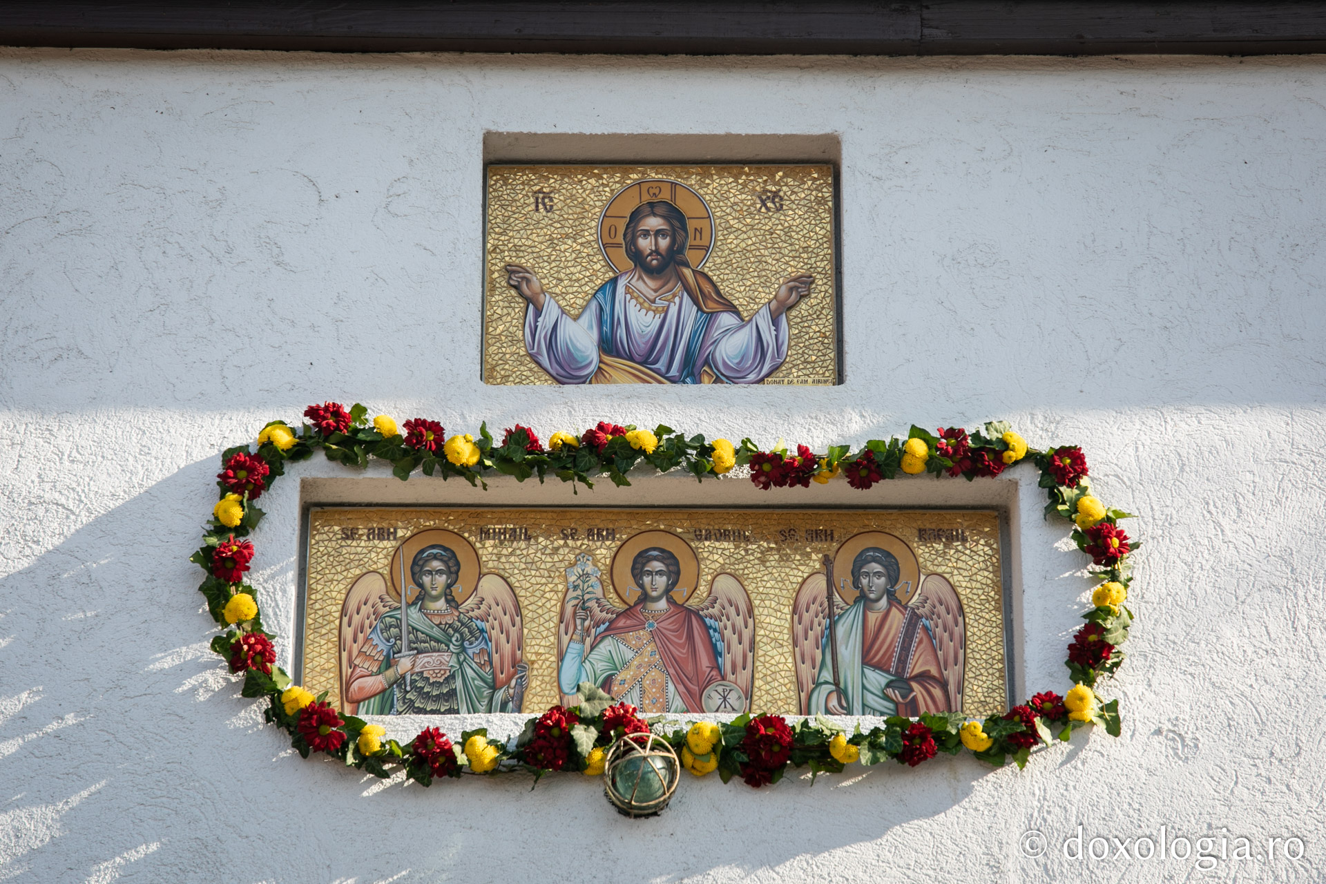 Foto: Oana Nechifor (Foto) Arhanghelii Mihail, Gavriil și Rafail – ocrotitori ai bisericii Sfinții Voievozi-Roșca