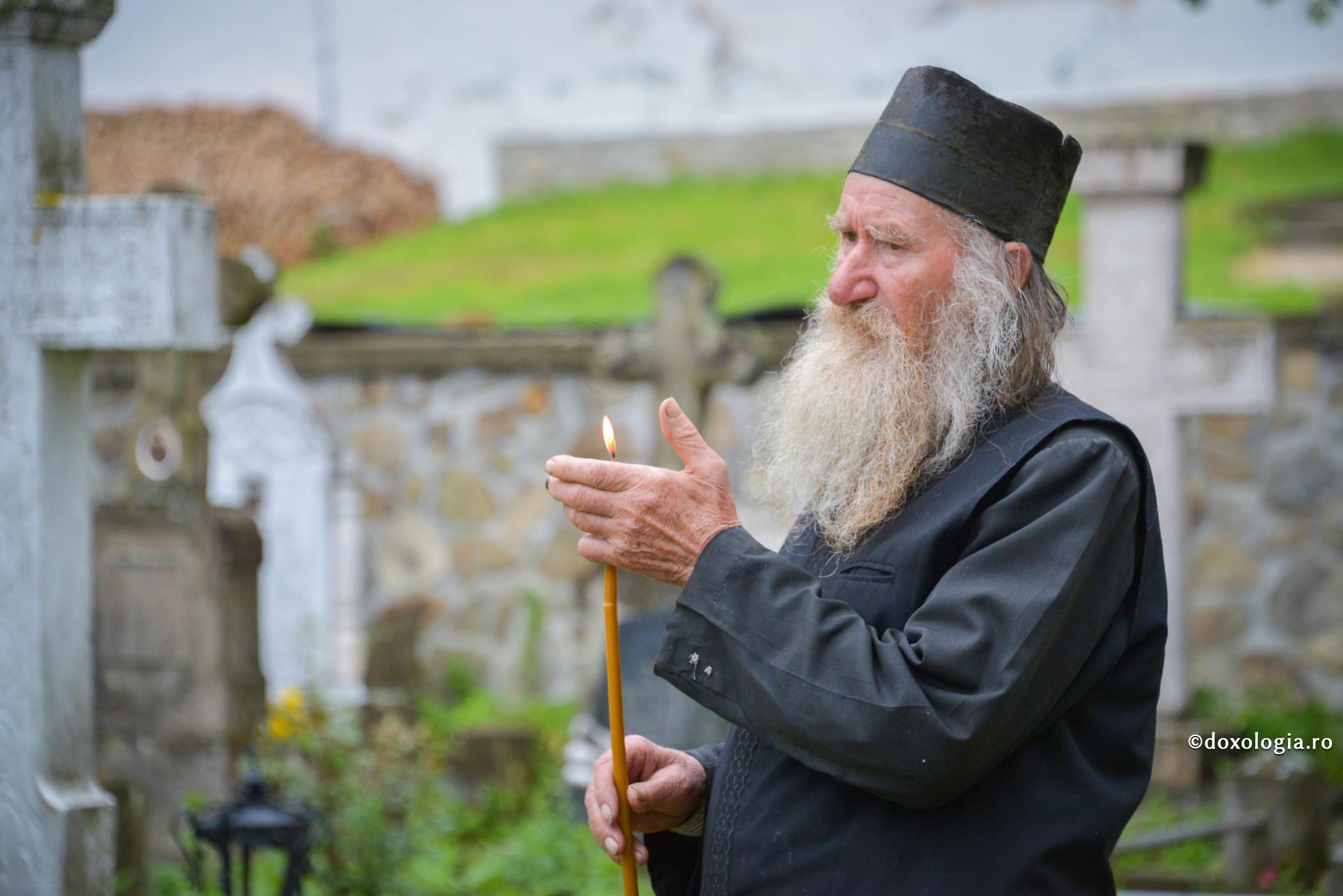 Cum țineau străbunii noștri Postul Paștilor? / Foto: Oana Nechifor călugăr cu lumânare aprinsă în mână