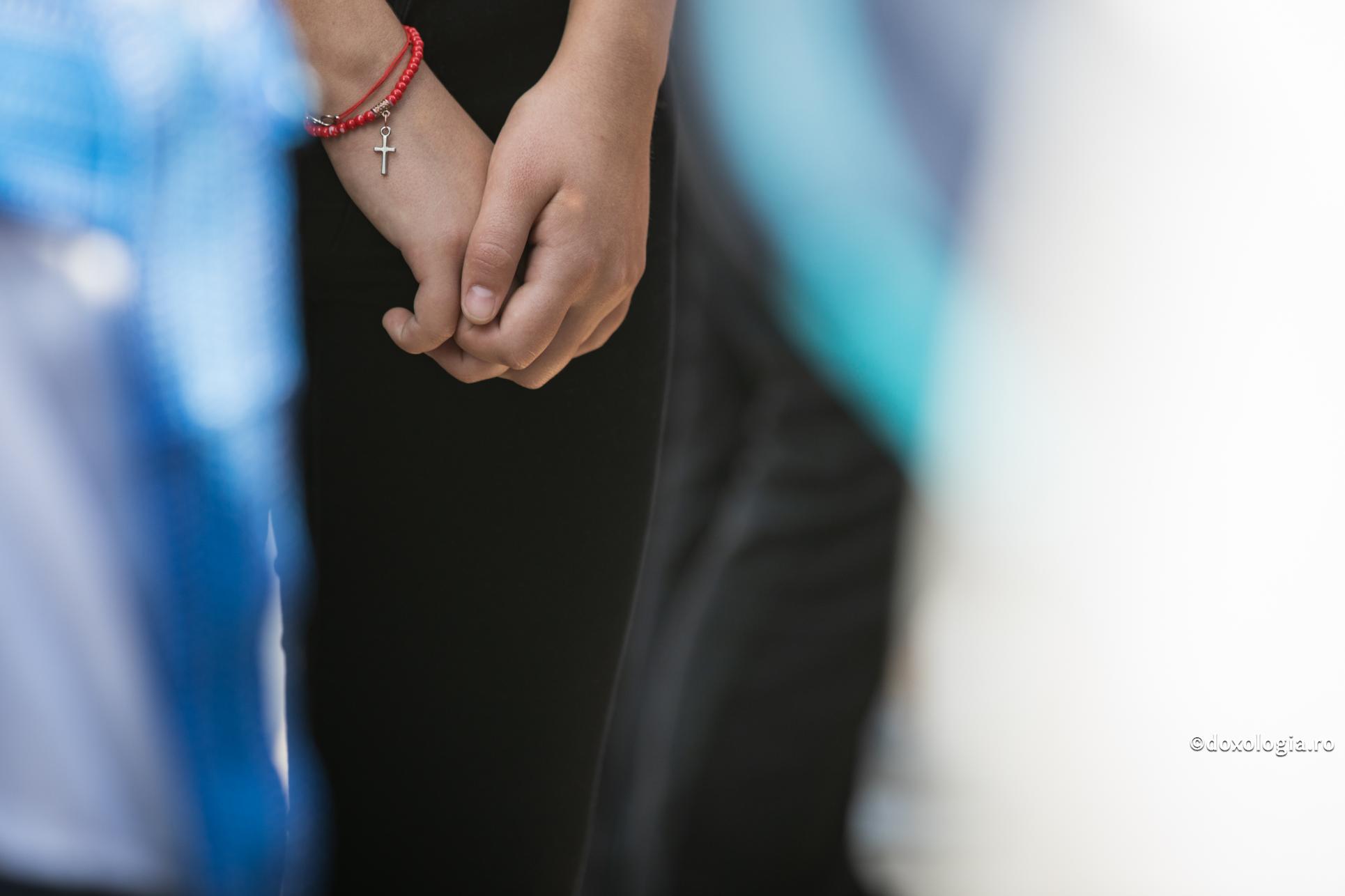 Ne căutăm perechea potrivită sau ne lăsăm în voia lui Dumnezeu? / Foto: Oana Nechifor ținere de mână