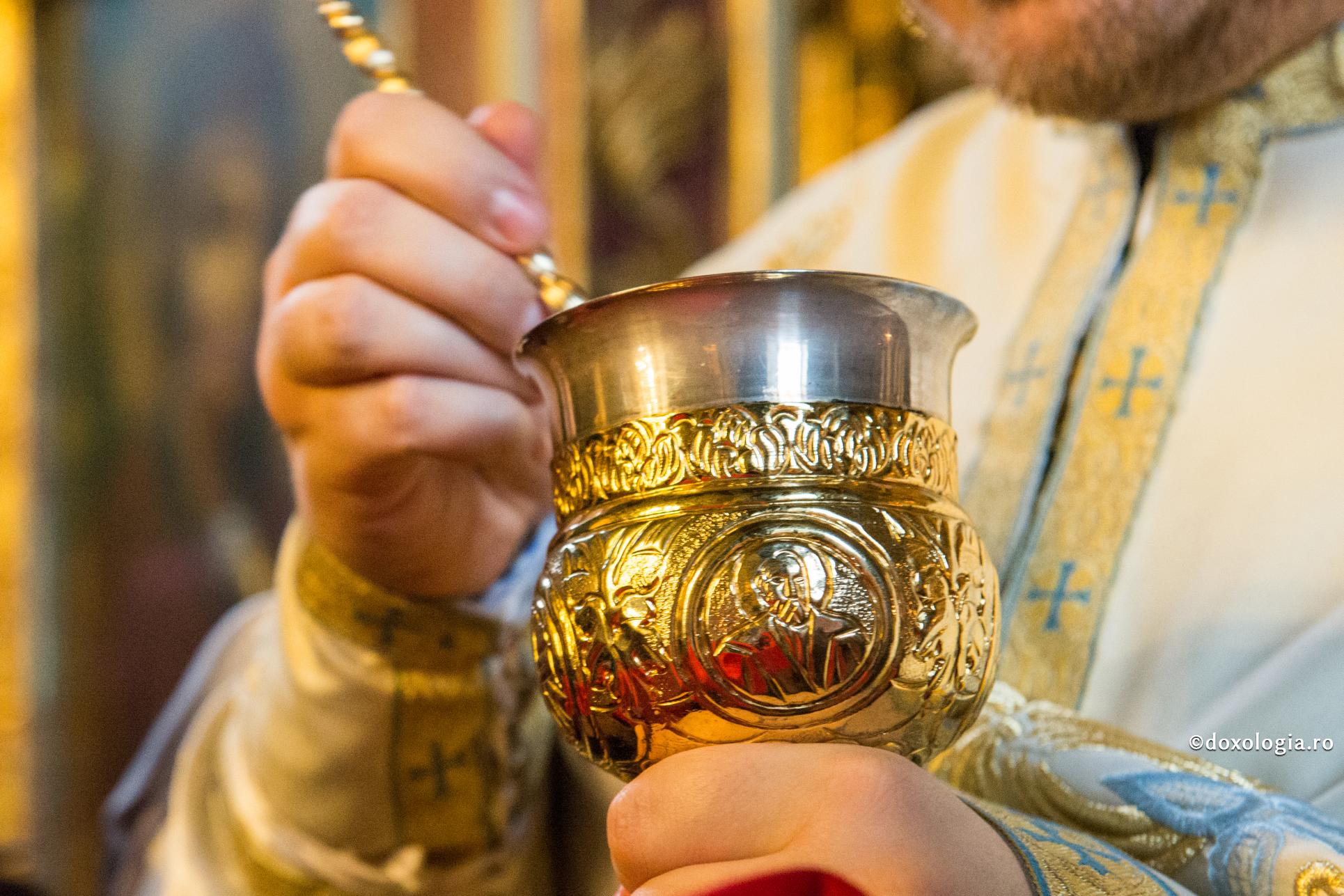 Sfântul Nicolae Planas – părintele care s-a împărtășit după un lepros și a rămas sănătos / Foto: Oana Nechifor preot cu Sfântul Potir în mână