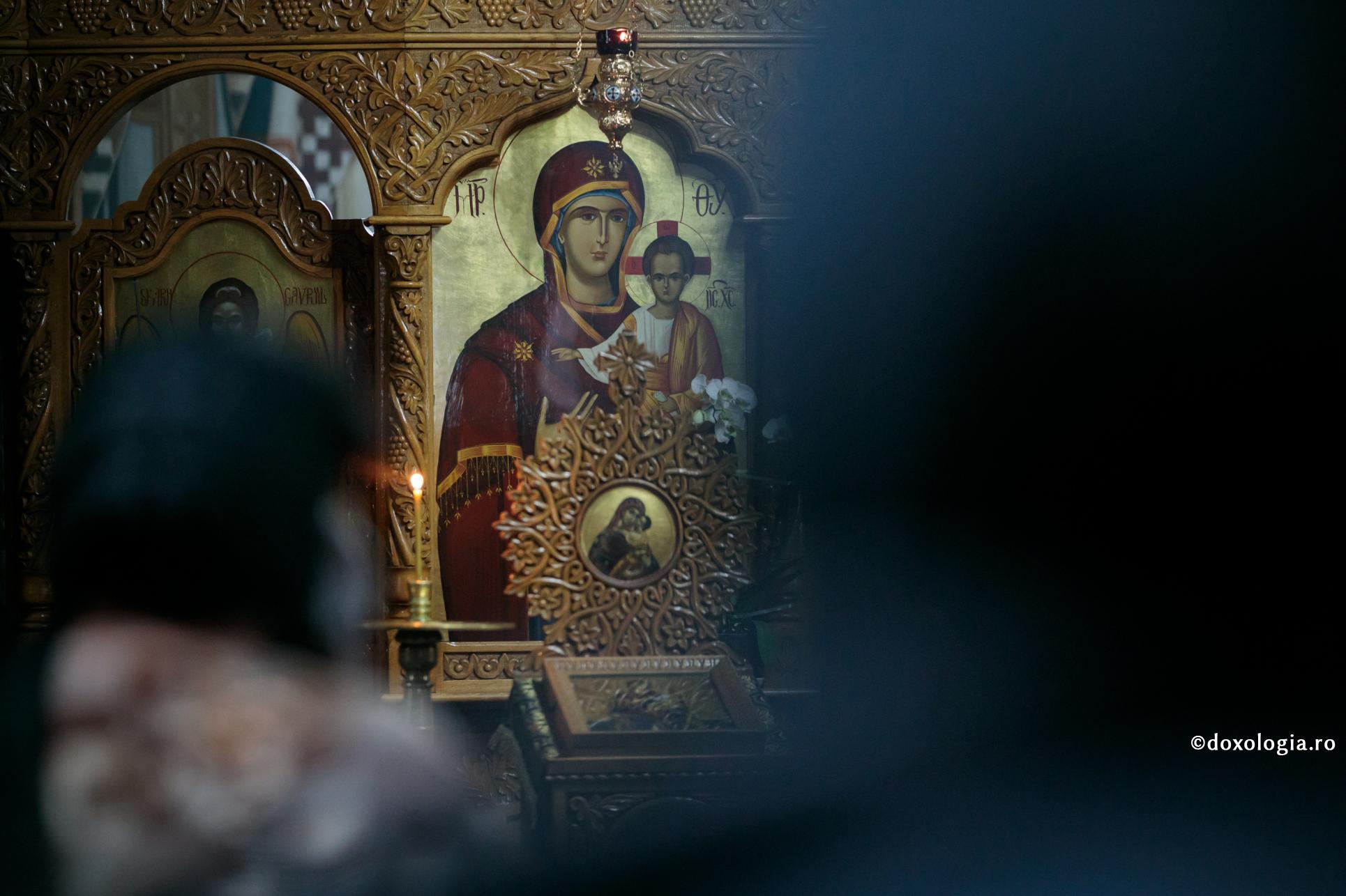 Maica Domnului îl vindecă pe Sfântul Serafim de Sarov / Foto: Oana Nechifor icoana Maicii Domnului din catapeteasmă