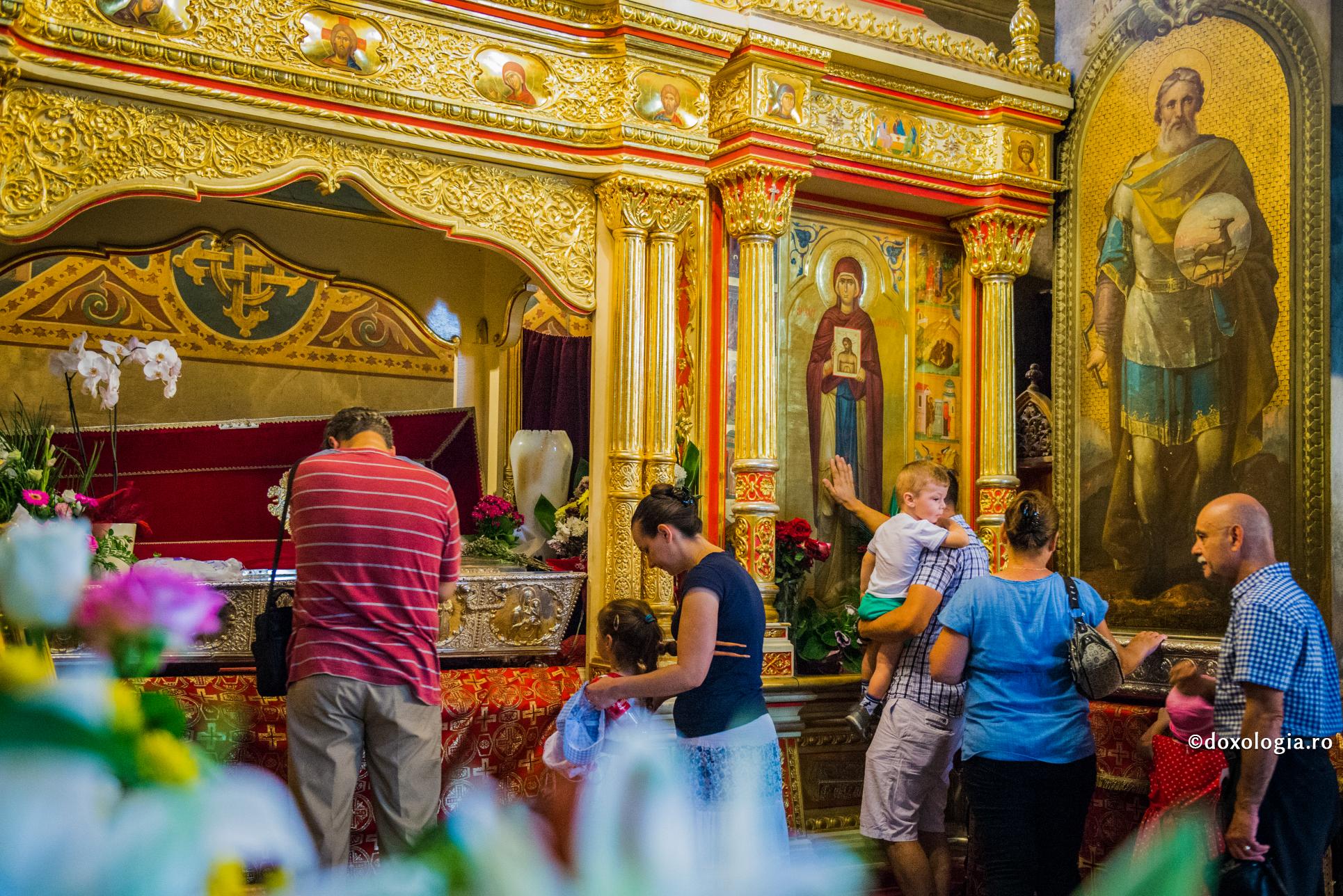 Sfinții se purtau cu toți oamenii la fel / Foto: Oana Nechifor credincioși închinându-se