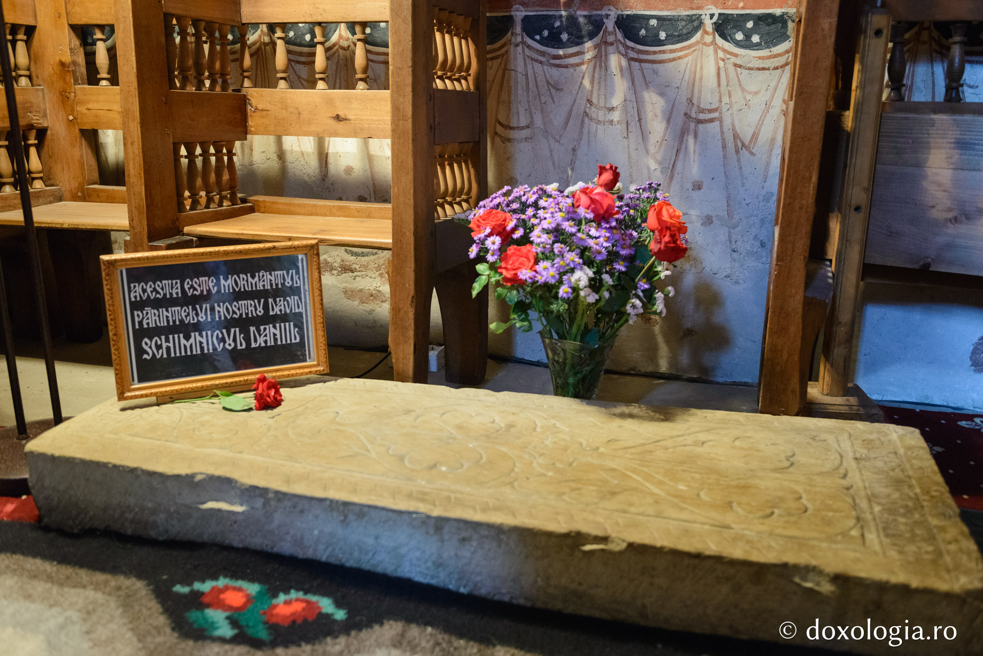 Mormântul Sfântului Cuvios Daniil Sihastrul, aflat în biserica Mănăstirii Voroneț, loc în care au fost reașezate moaștele sfântului, în anul 1775 (Foto: Ștefan Cojocariu) Moaştele Sfântului Daniil Sihastrul