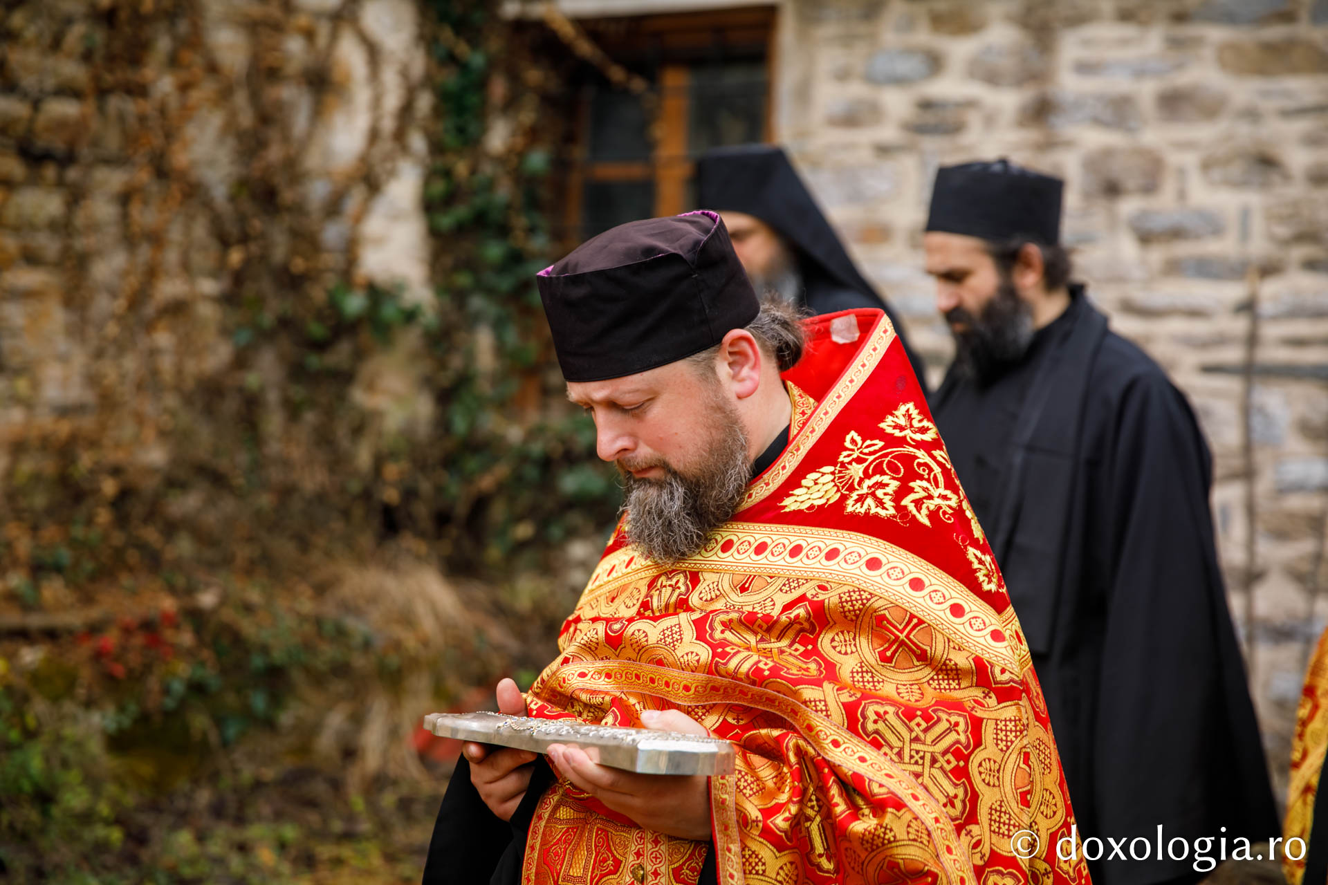 O părticică din moaștele Sfântului Mare Mucenic Gheorghe purtată în procesiune / Foto: Pr. Silviu Cluci preot cu sfinte moaște în mână
