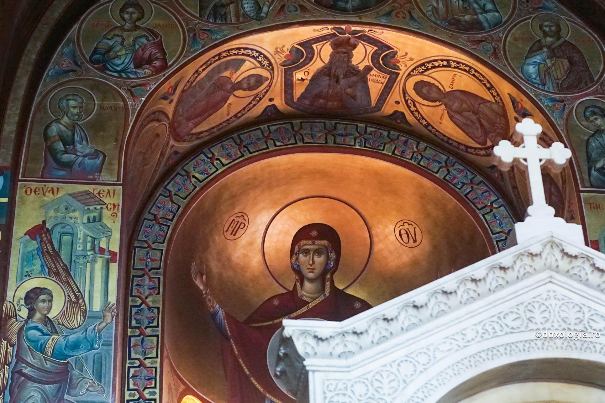 Față în față cu moartea – Sfântul Serafim de Sarov, din nou salvat de Maica Domnului / Foto: Bogdan Zamfirescu Maica Domnului pe bolta bisericii