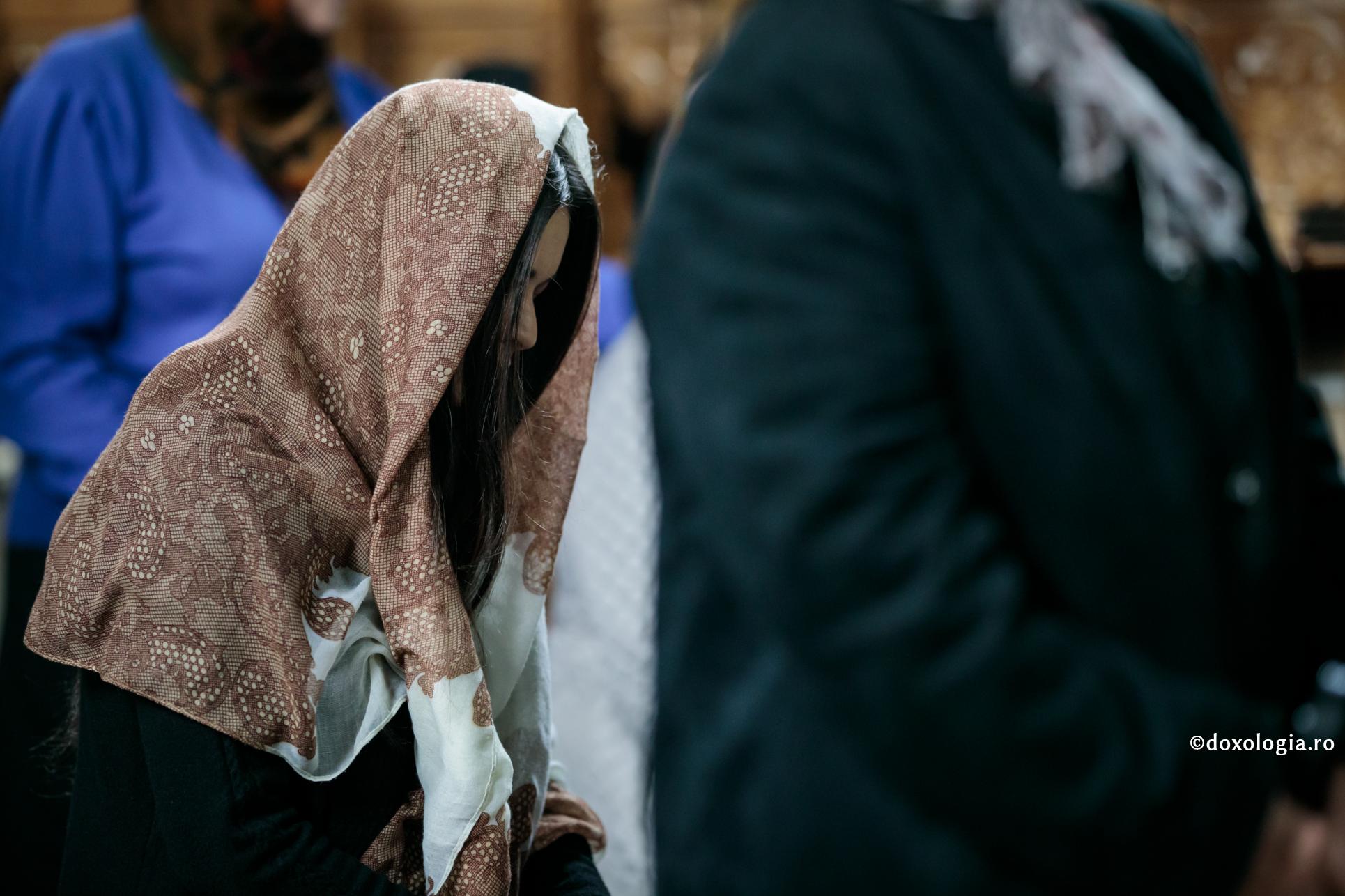Botezul Înaintemergătorului – chipul pocăinței în toți vecii / Foto: Oana Nechifor femeie cu capul acoperit