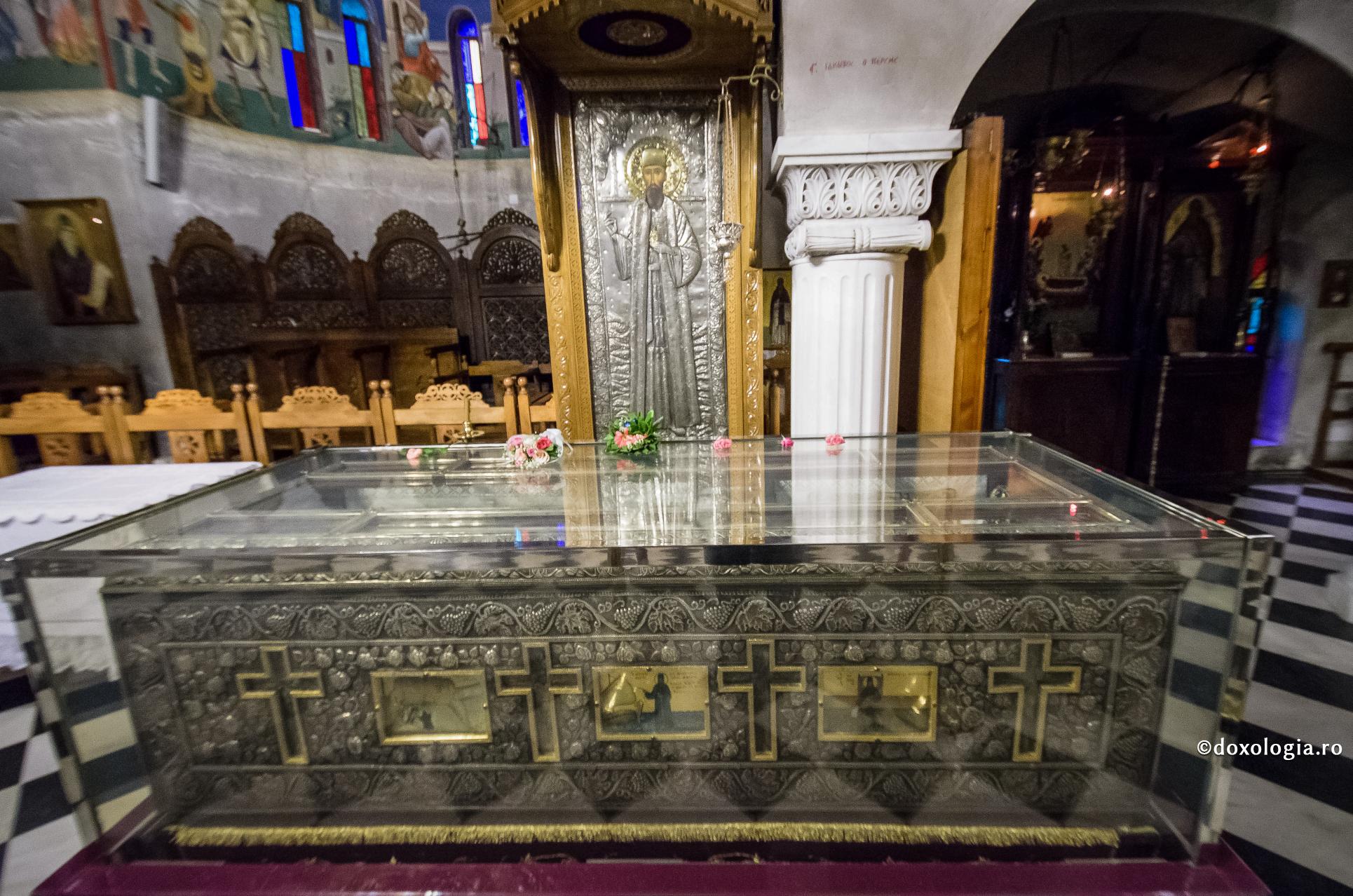 Moaștele Sfantului Efrem cel Nou / Foto: Bogdan Zamfirescu Acatistul Sfântului Efrem cel Nou