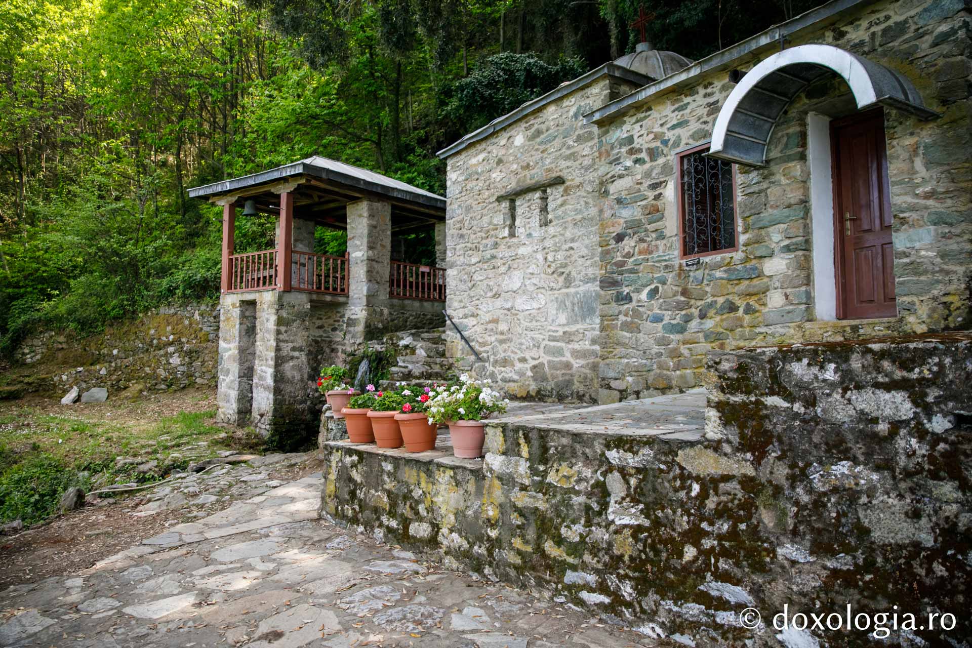 Aghiasma Sfântului Atanasie Athonitul / Foto: Pr. Silviu Cluci Aghiasma (Izvorul) Sfântului Atanasie Athonitul