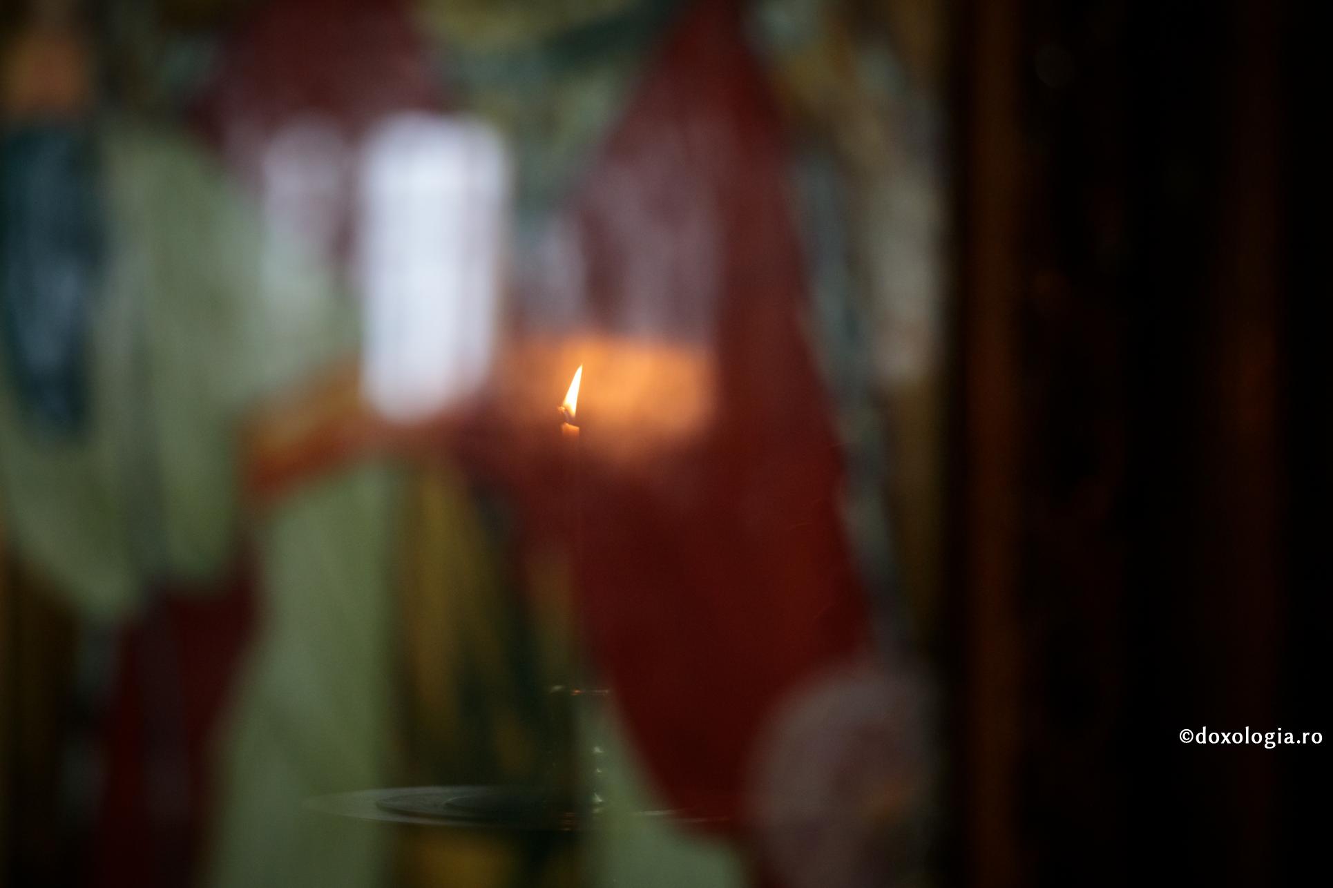 34 de cuvinte pline de miez ale părintelui Dimitrios Gagastathis / Foto: Oana Nechifor lumânare aprinsă