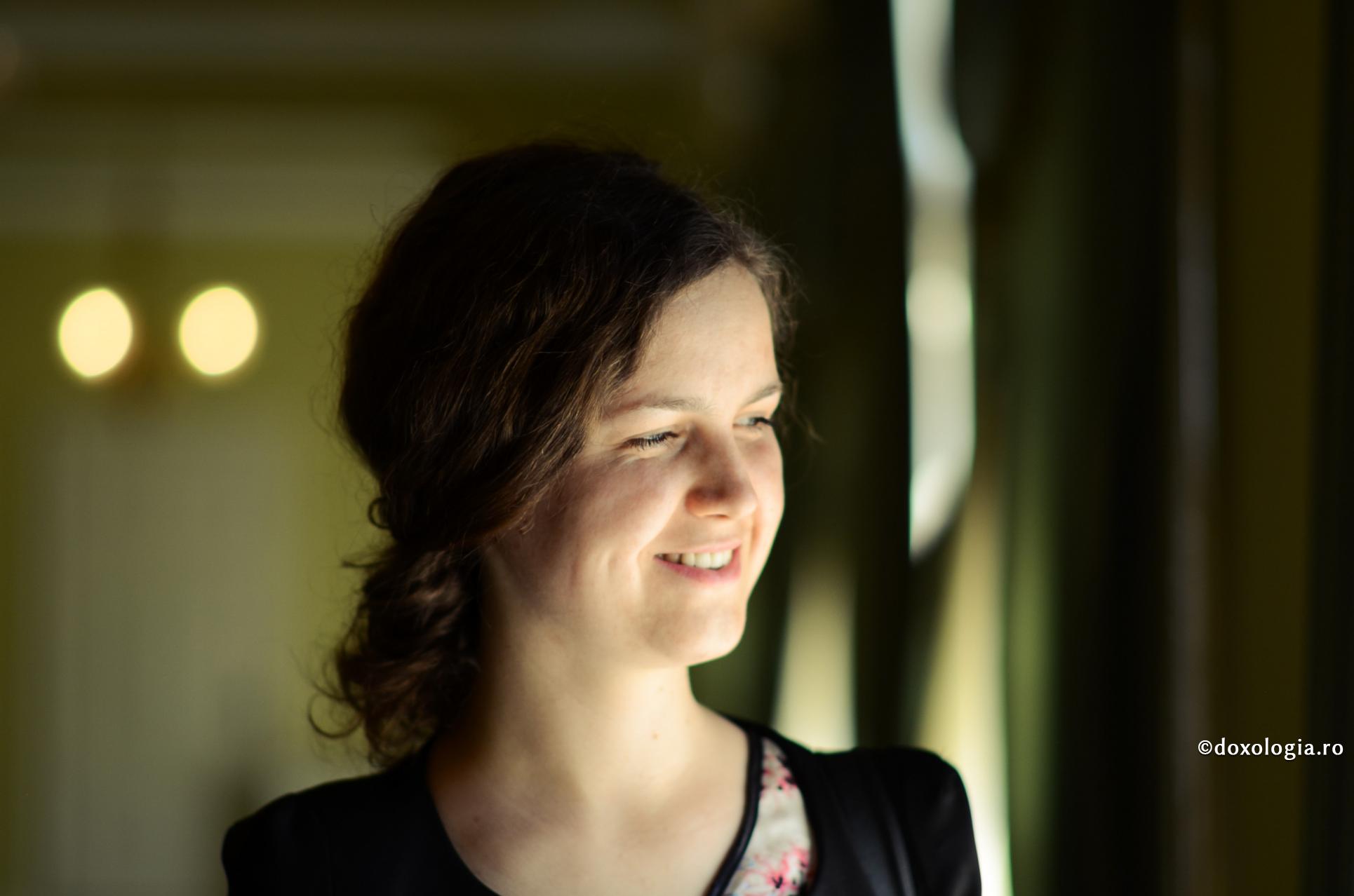 Un gând curat are putere mai mare decât orice nevoință / Foto: Valentina Bîrgăoanu tânără zâmbind