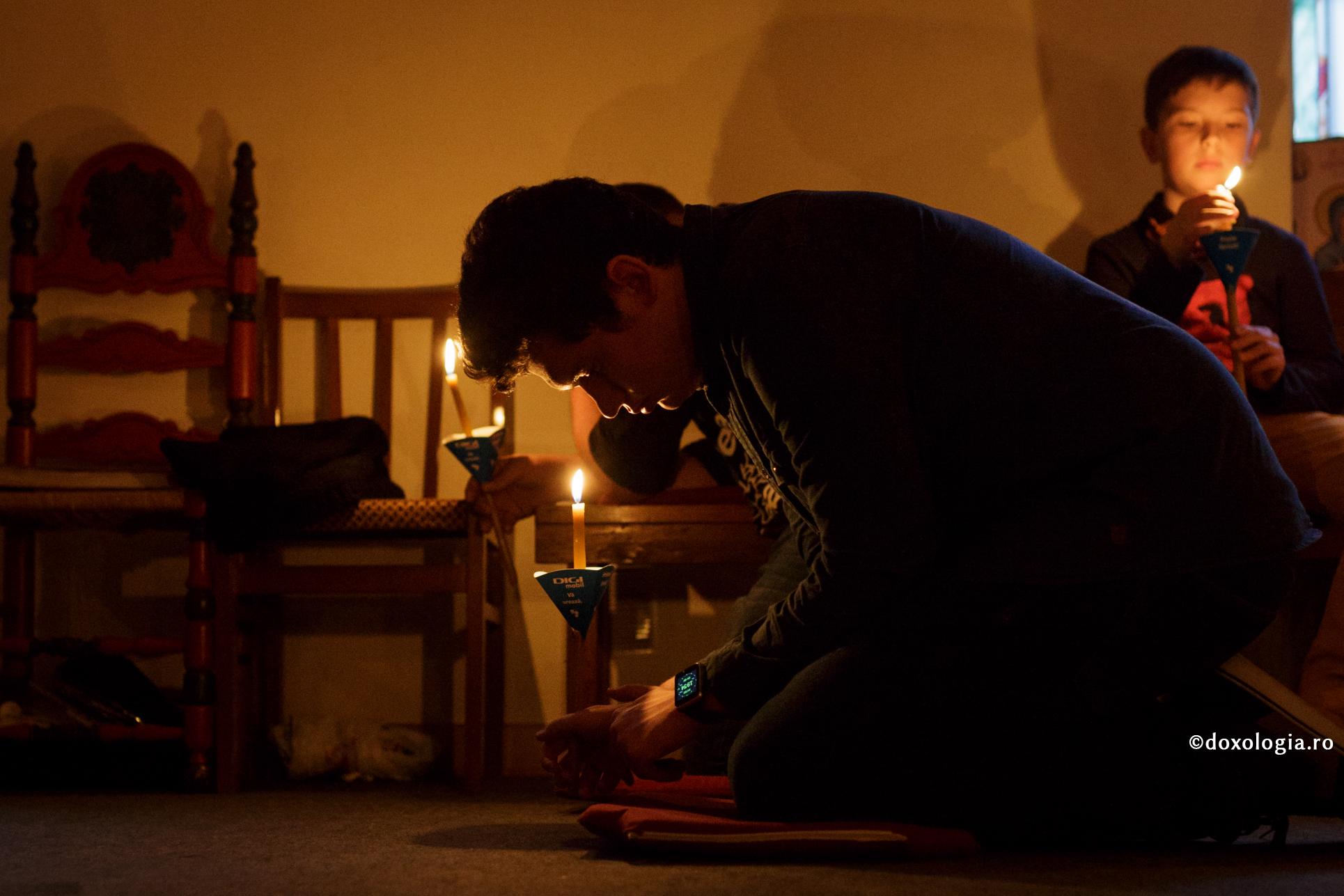 Smeriți-vă înaintea Domnului și El vă va înălța! / Foto: Oana Nechifor bărbat stând în genunchi