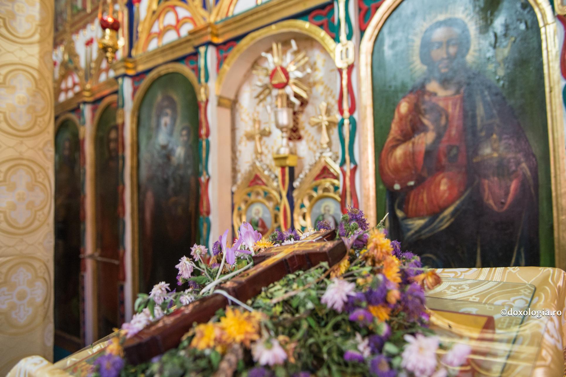 Anul 1946 – Predica Sfântului Luca al Crimeei la Duminica după Înălțarea Sfintei Cruci / Foto: Oana Nechifor Sfânta Cruce împodobită