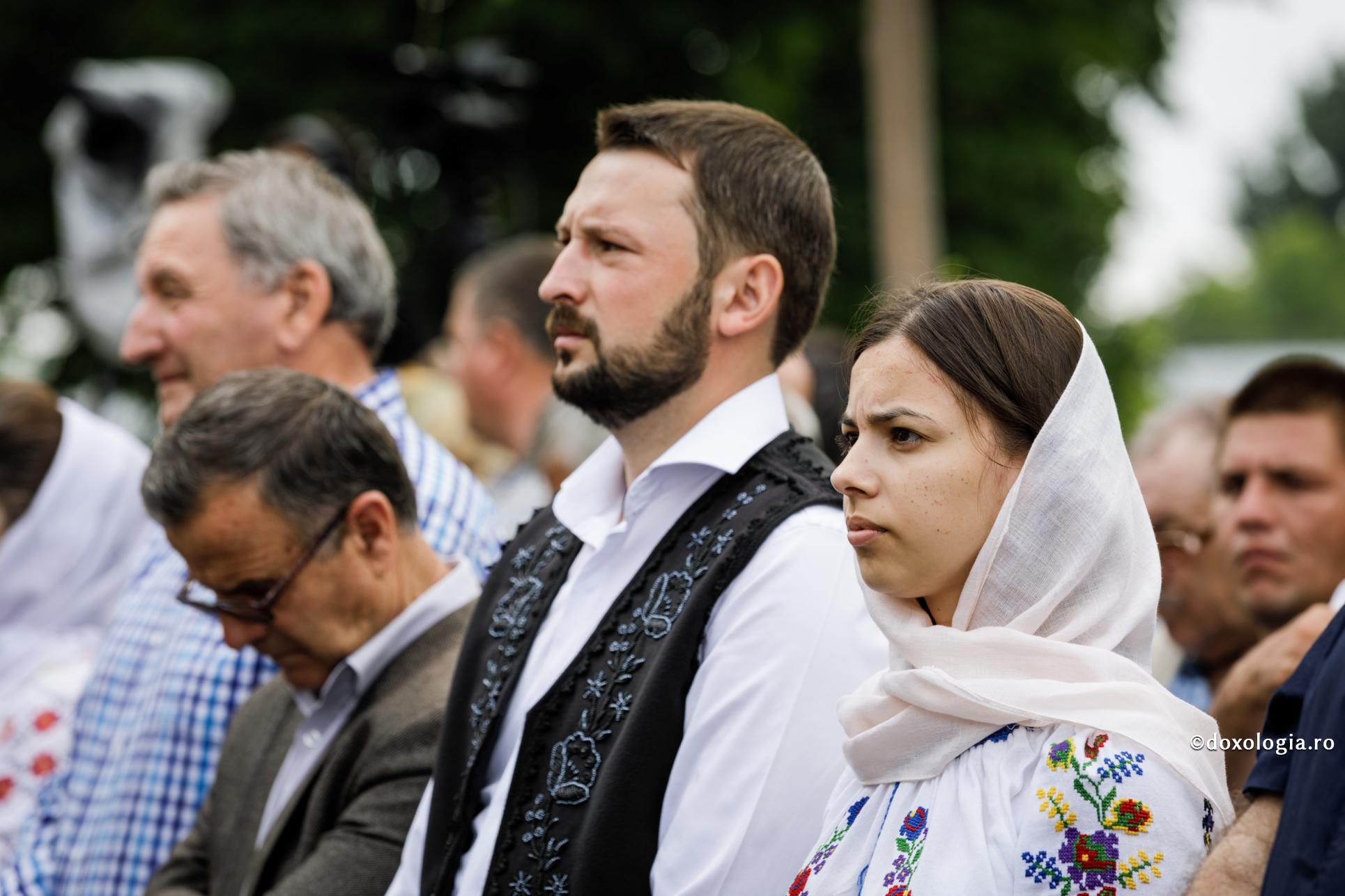 Rugăciunea comună a soților – o necesitate? / Foto: Oana Nechifor soți în costum popular