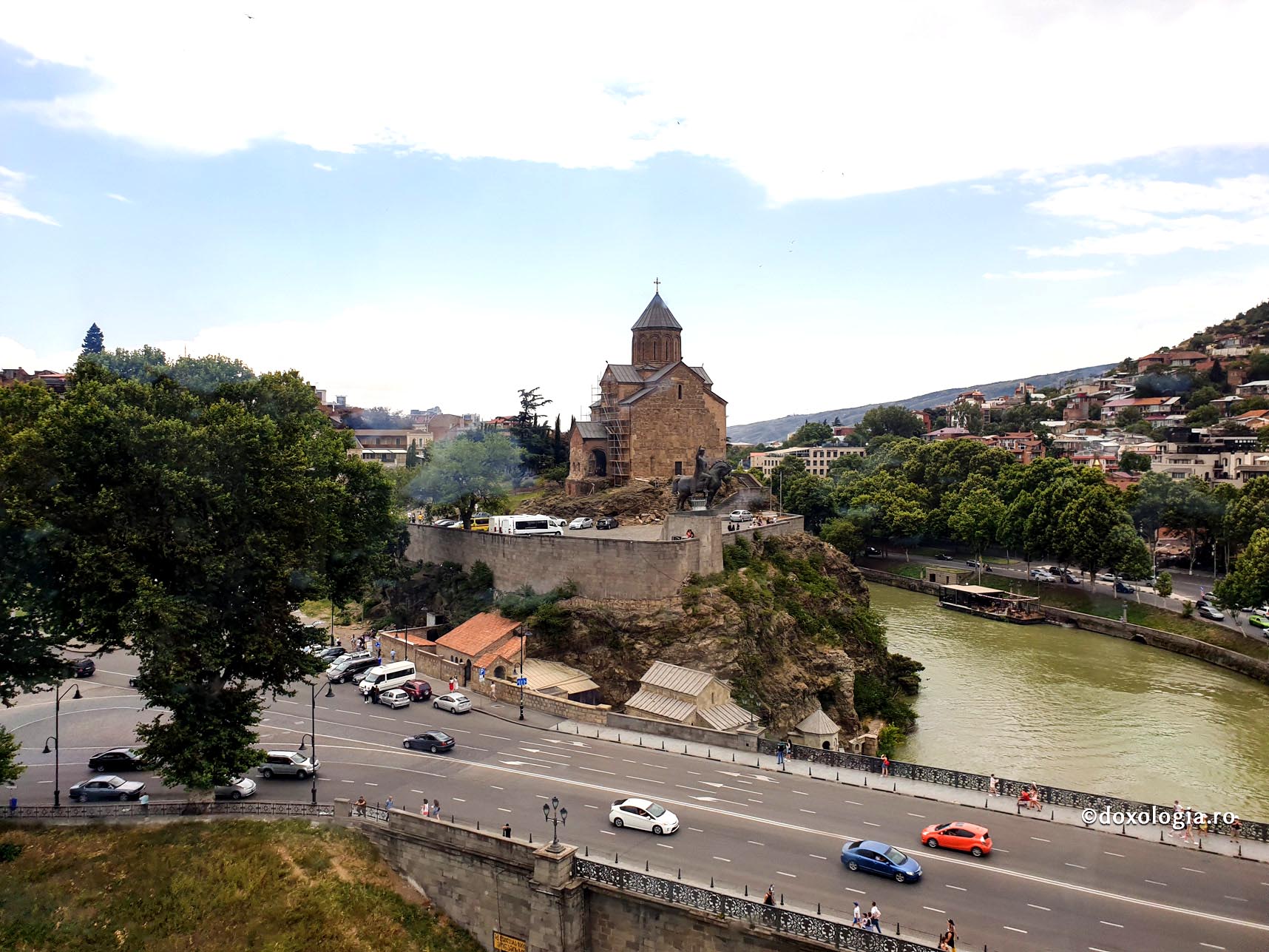 „Podul mucenicilor” din Tbilisi / Foto: Magda Buftea „Podul celor o sută de mii de mucenici ai Tbilisului” sau „Podul mucenicilor”