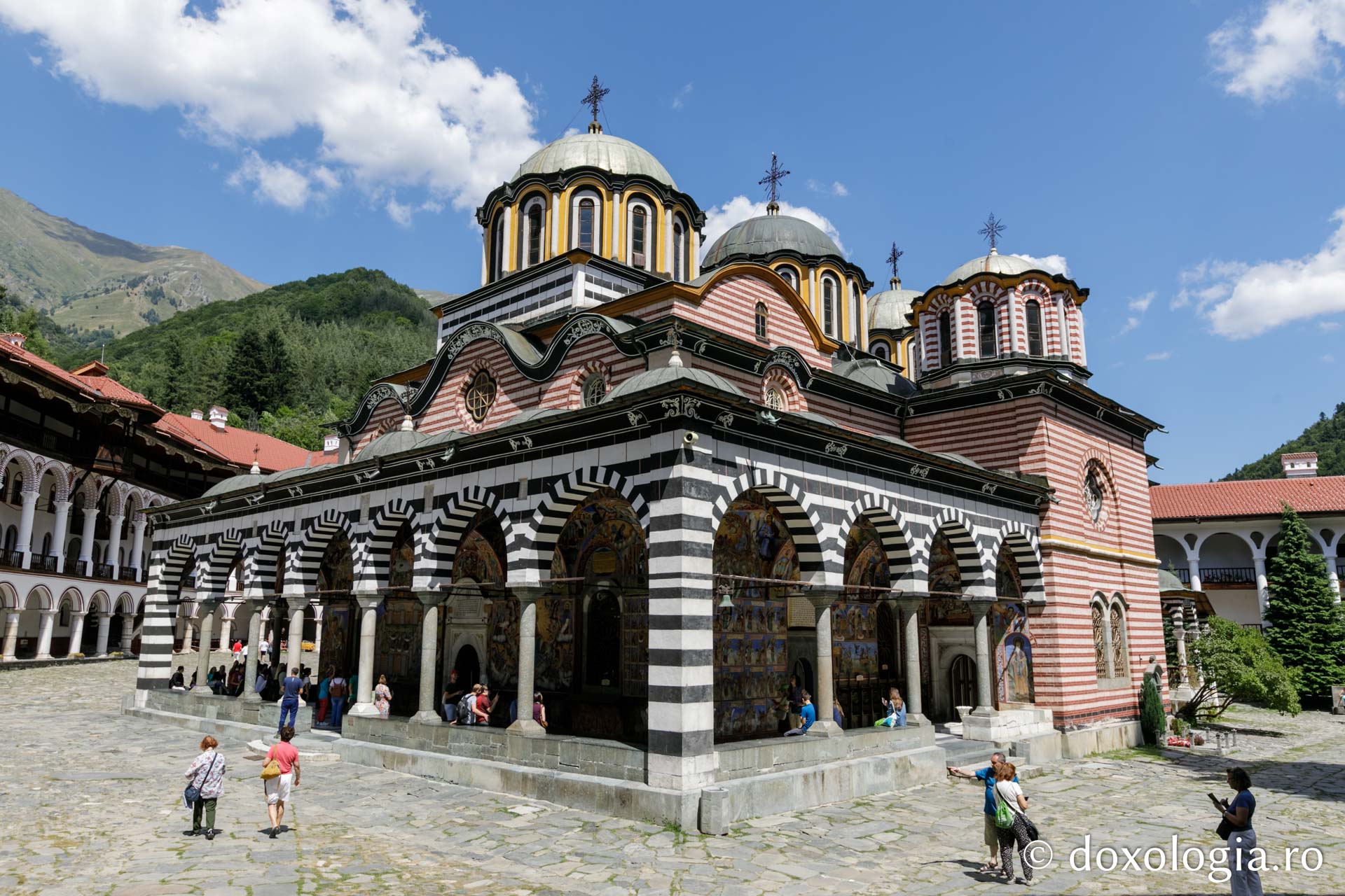 Biserica „Nașterea Maicii Domnului” – vedere dinspre sud-vest (Foto: pr. Silviu Cluci) Katholikonul Mănăstirii Rila