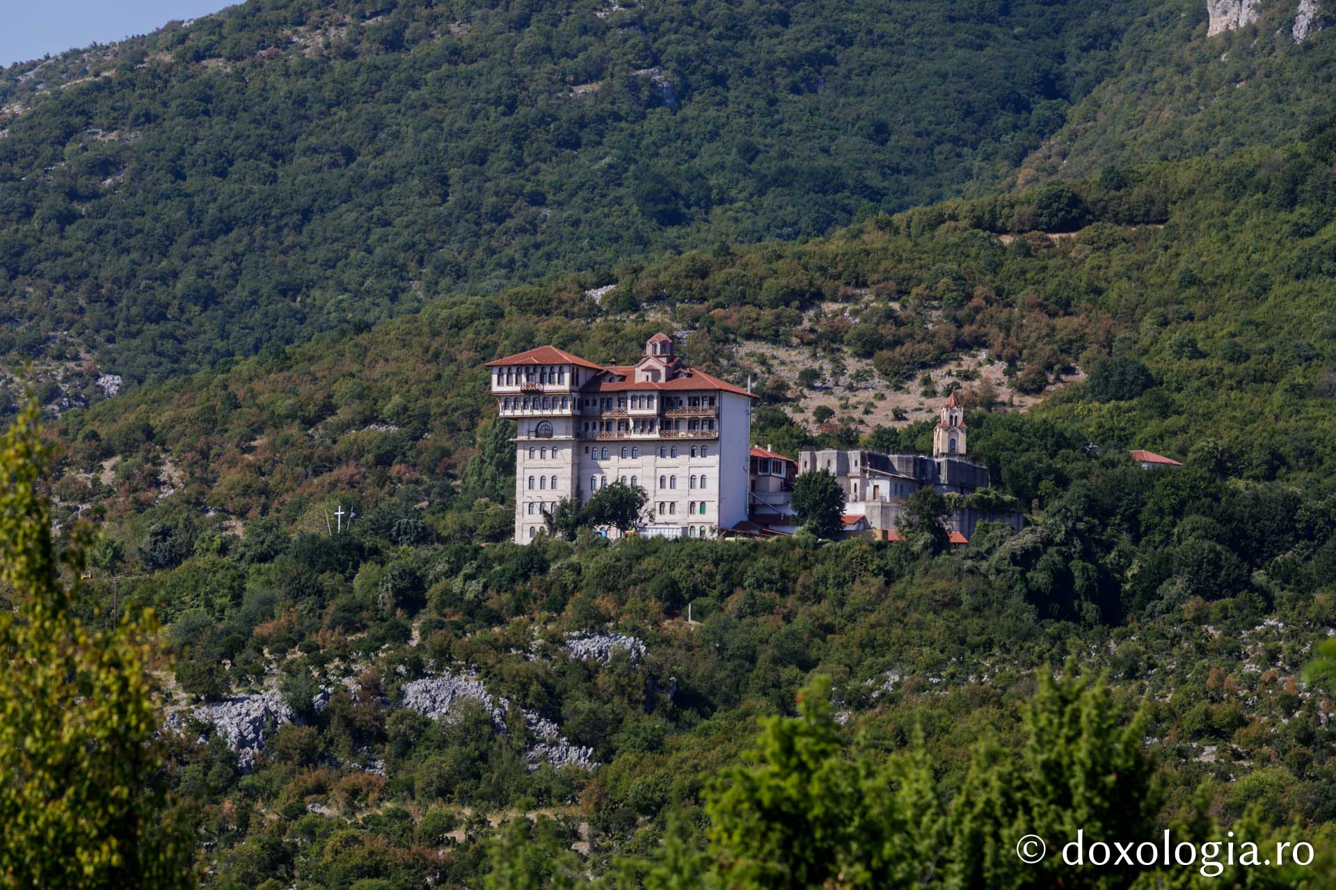 Mănăstirea Sfântul Nicodim Aghioritul – vedere de ansamblu / Foto: Pr. Silviu Cluci Mănăstirea „Sfântul Nicodim Aghioritul” – Goumenissa, Grecia