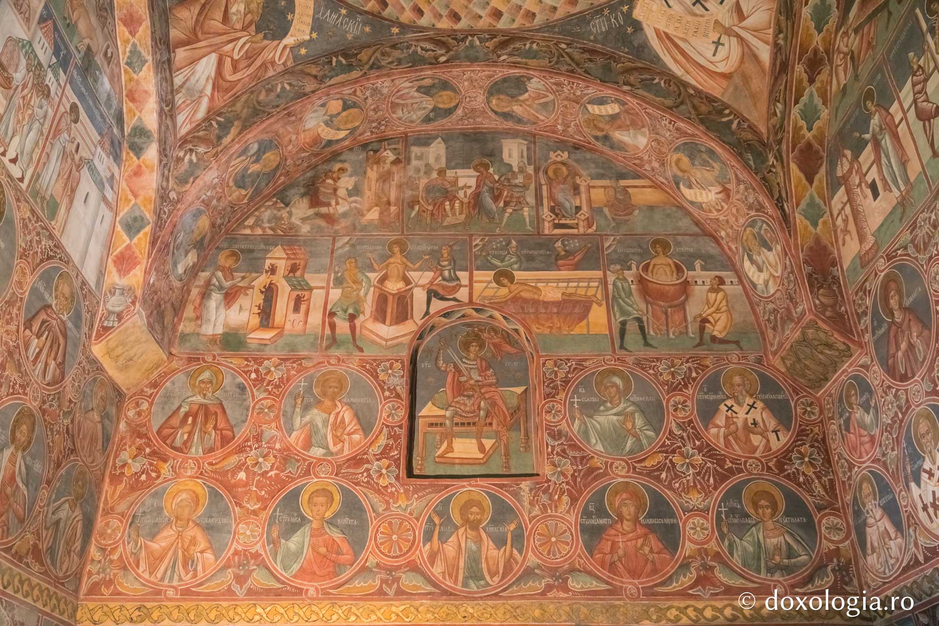 Reprezentare iconografică a Sfântului Gheorghe pe peretele estic al bisericii Mănăstirii Voroneț / Foto: Pr. Silviu Cluci Reprezentare iconografică a Sfântului Gheorghe pe peretele estic al bisericii Mănăstirii Voroneț