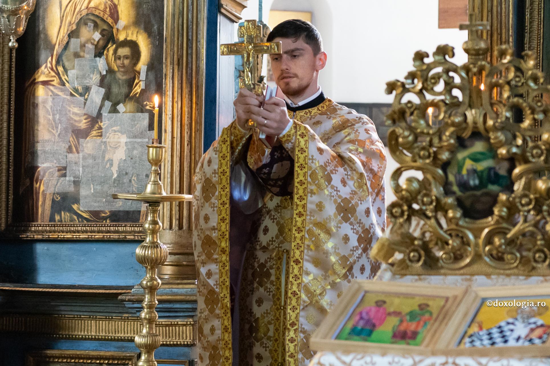 Îndrumările către preoți ale Cuviosului David Bătrânul / Foto: Bogdan Bulgariu preot cu crucea în mână