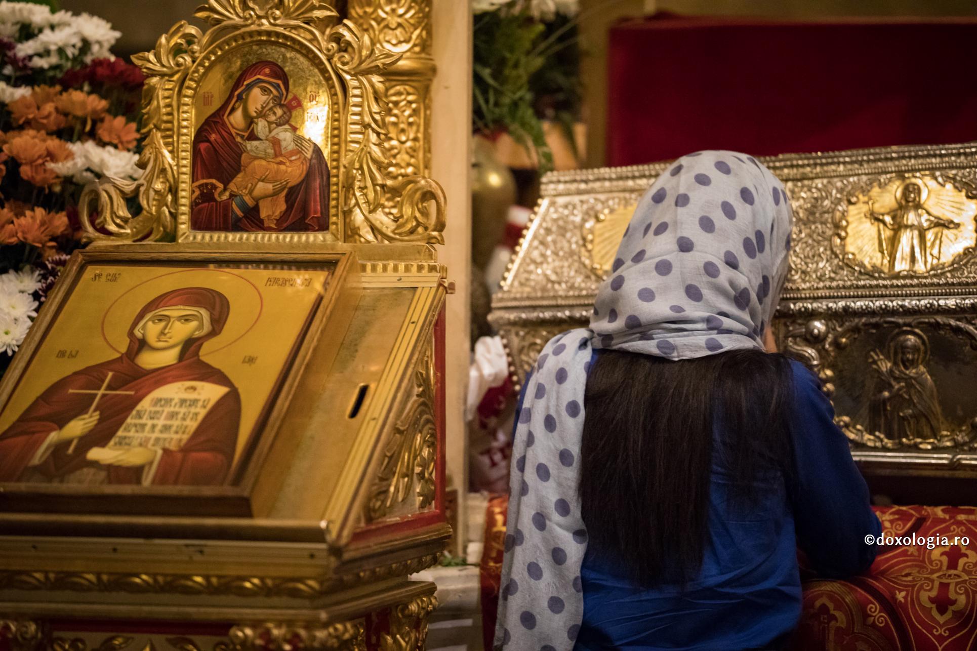 Ce frumos a rânduit Dumnezeu lucrurile în viața mea de când o am pe Sfânta Parascheva alături! / Foto: Oana Nechifor femeie rugându-se la racla Sfintei Cuvioase Parascheva