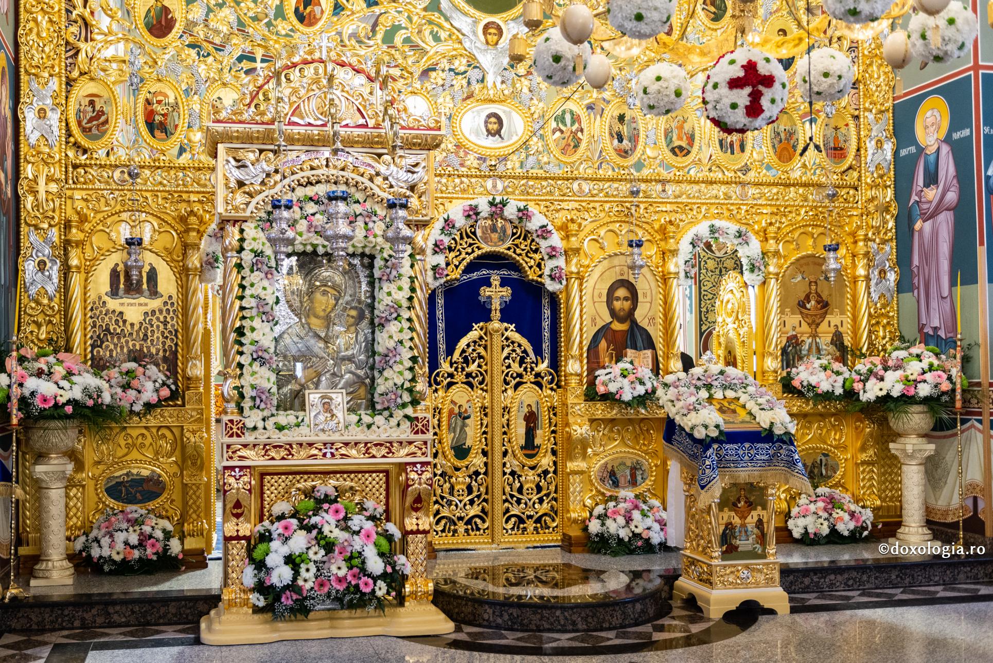 Gândurile care se opun imboldului de a merge la biserică / Foto: Oana Nechifor catapeteasmă biserică