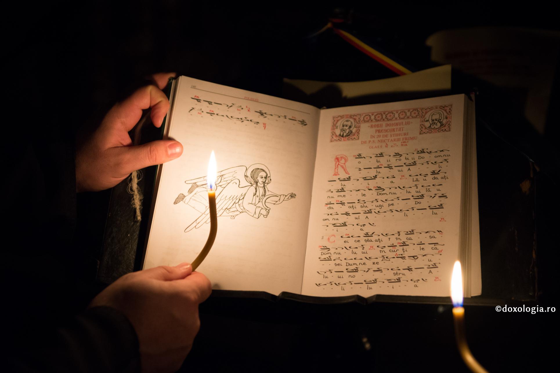 Faceți din viața voastră întreagă o rugăciune către Dumnezeu / Foto: Pr. Silviu Cluci carte deschisă și lumânări aprinse