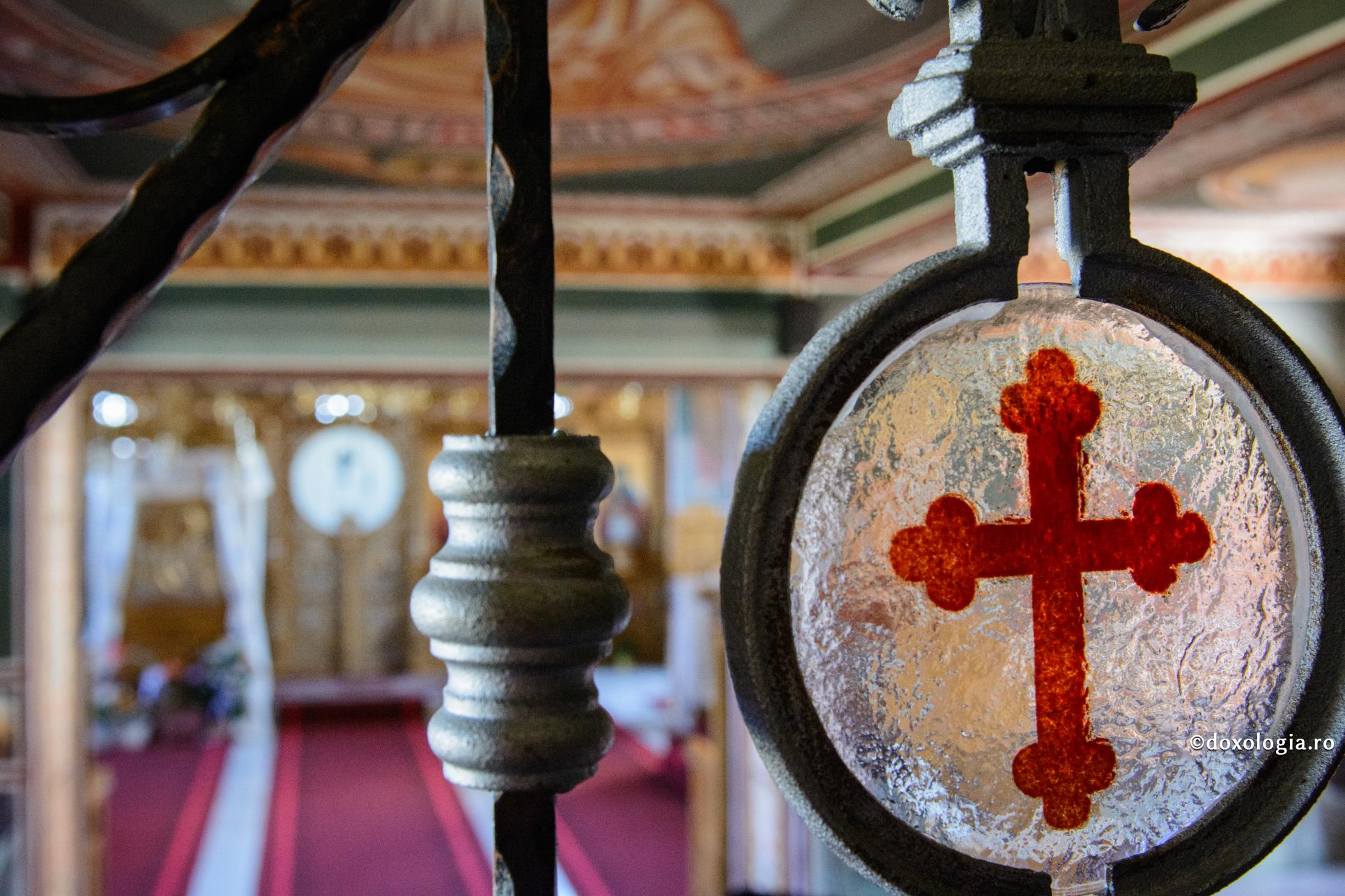 Să nu vrei să schimbi oamenii, ci să le slujești dacă Dumnezeu o cere / Foto: Ștefan Cojocariu cruce