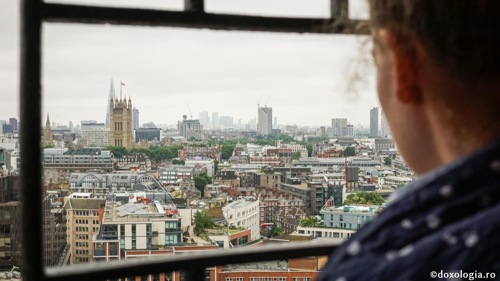 „Sfinte David, este nevoie să mergi la Londra acum!” / Foto: Oana Nechifor tânără privind de sus Londra