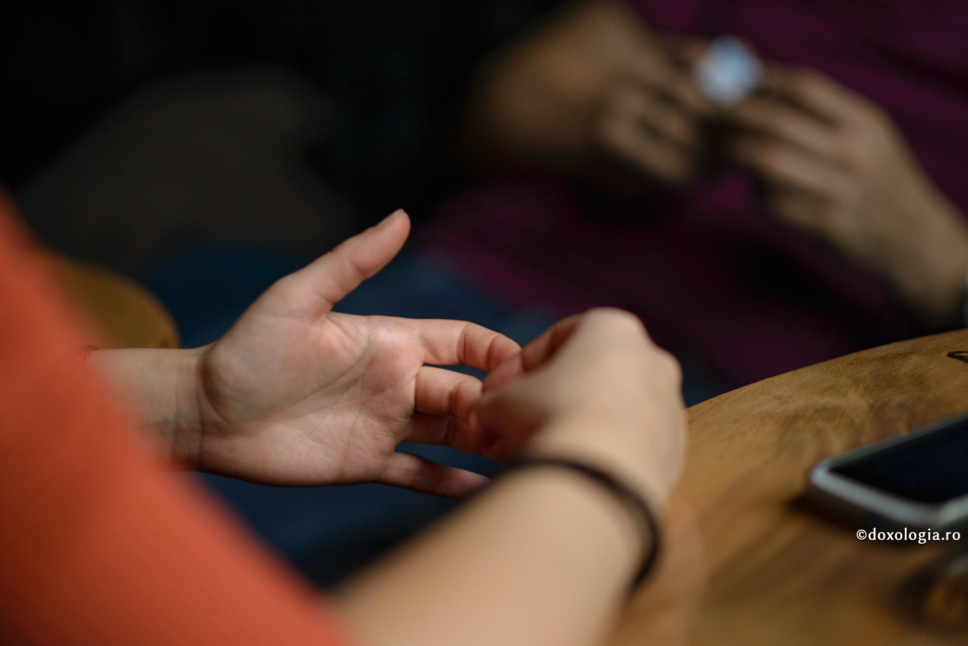 Ascultarea adevărată, premisa unei comunicări reale / Foto: Oana Nechifor mâini