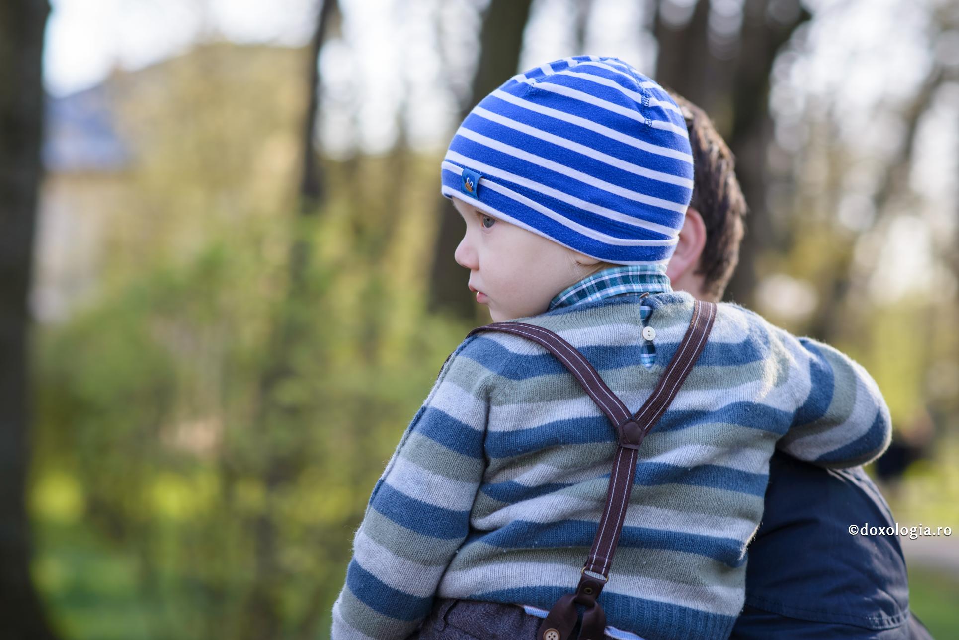 Definiția iubirii – prin ochi de copil / Foto: Oana Nechifor copil în brațele tatălui