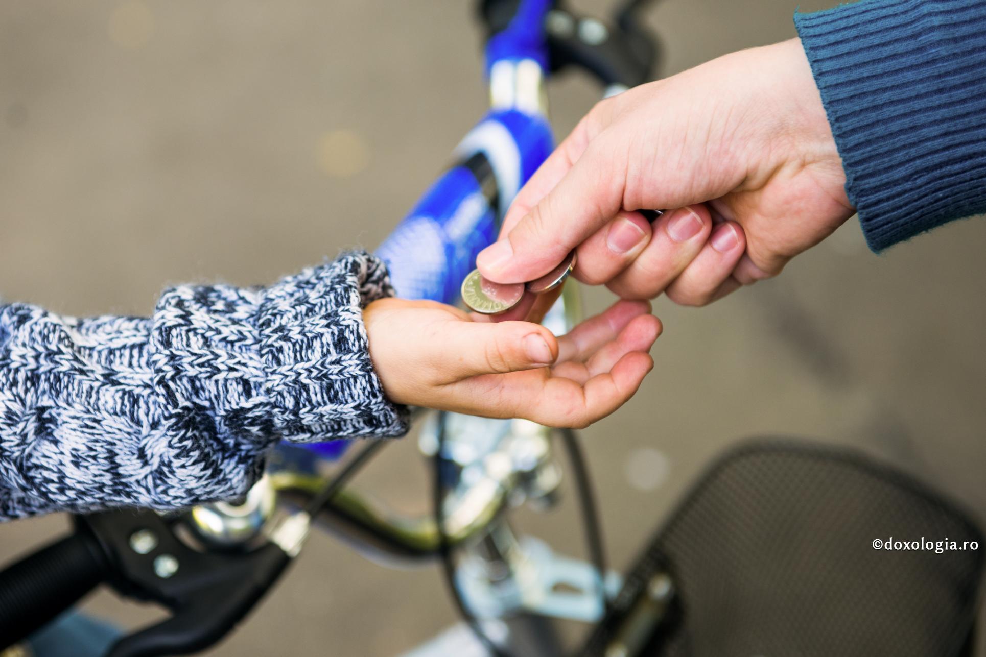 Tu, fiule, să oferi semenului puținul din ostenelile tale / Foto: Oana Nechifor monede în mână